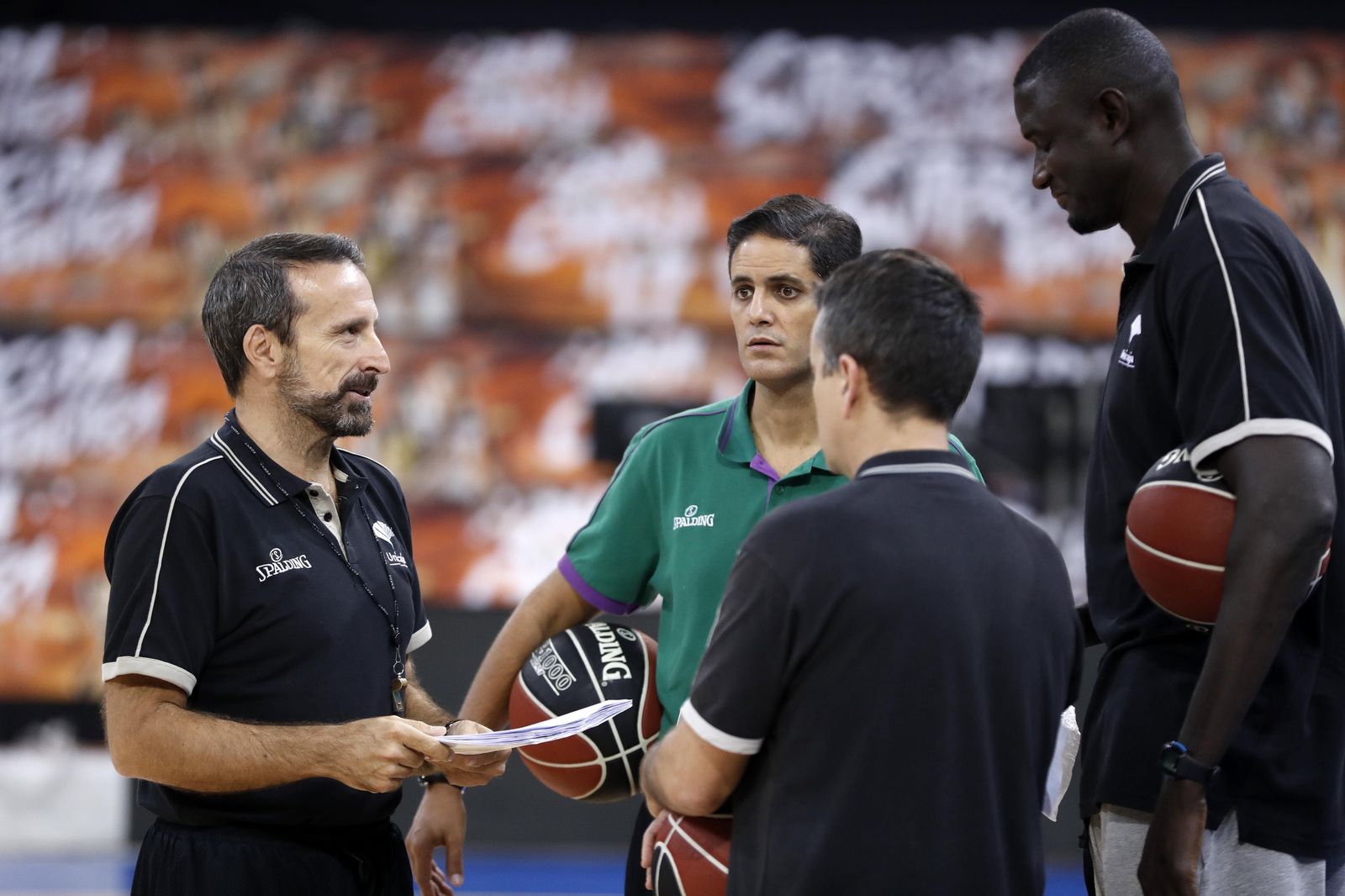 Antonio Herrera, de verde, junto a Joan Plaza y otros ayudantes en el Unicaja.