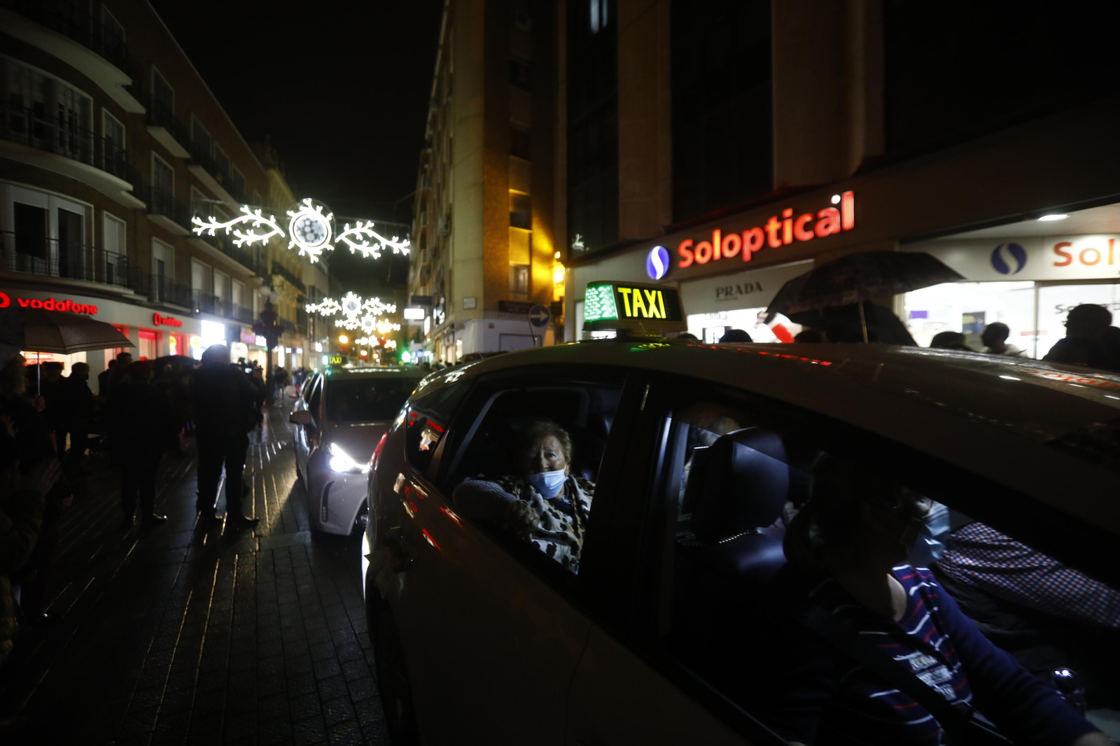 Las imágenes del Paseo de la Ilusión en taxi por Córdoba para mostrar las luces de Navidad a los mayores Las imágenes del Paseo de la Ilusión en taxi por Córdoba para mostrar las luces de Navidad a los mayores