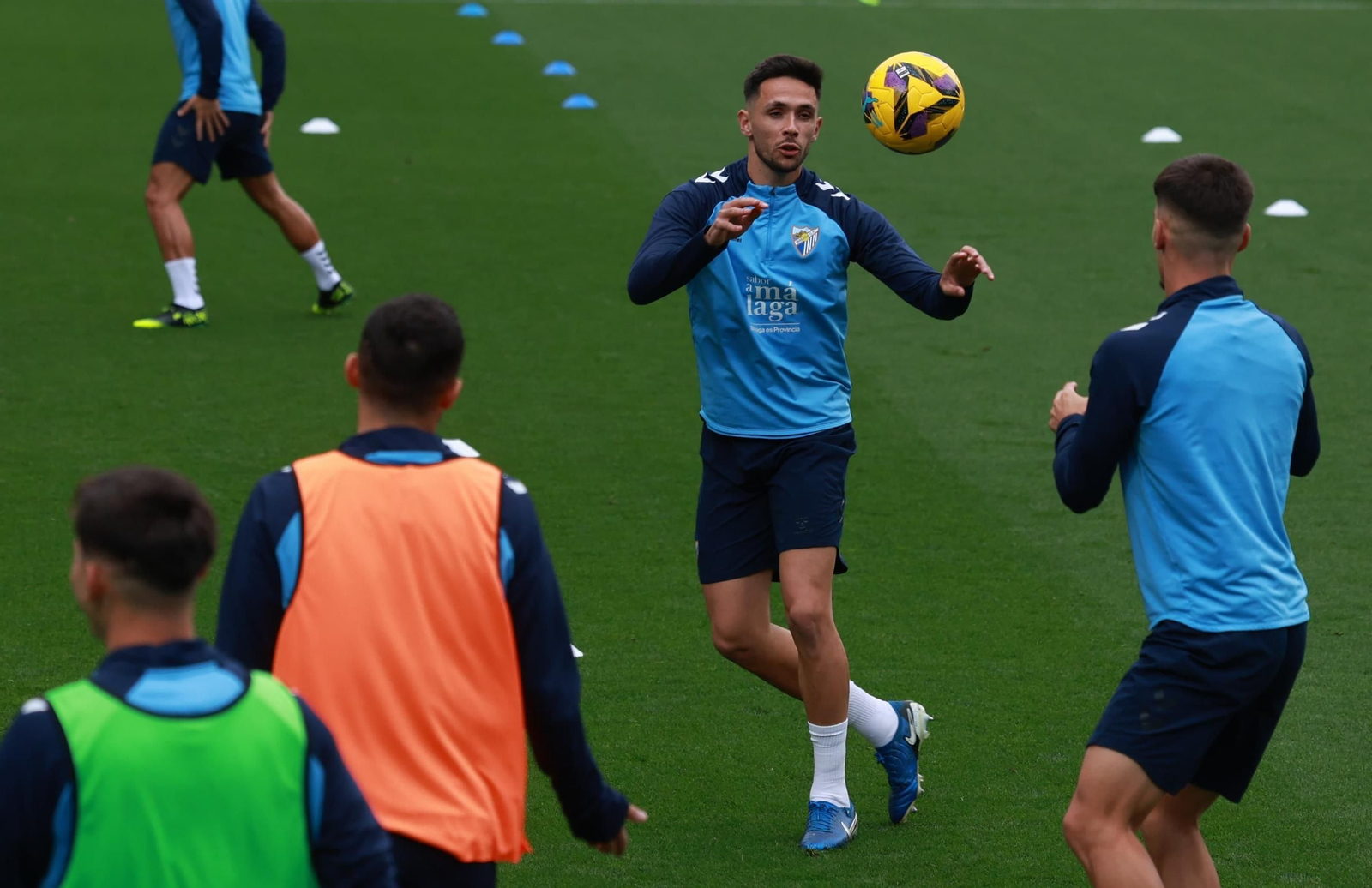 El Málaga CF se divierte con baloncesto en La Rosaleda antes de medirse al Racing de Ferrol