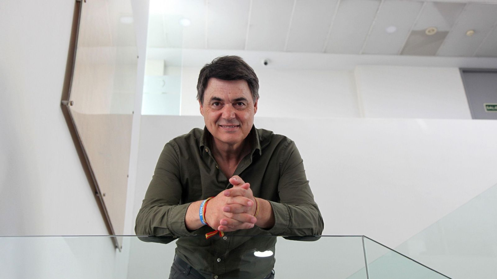 Carlos Rojas posa para una entrevista.