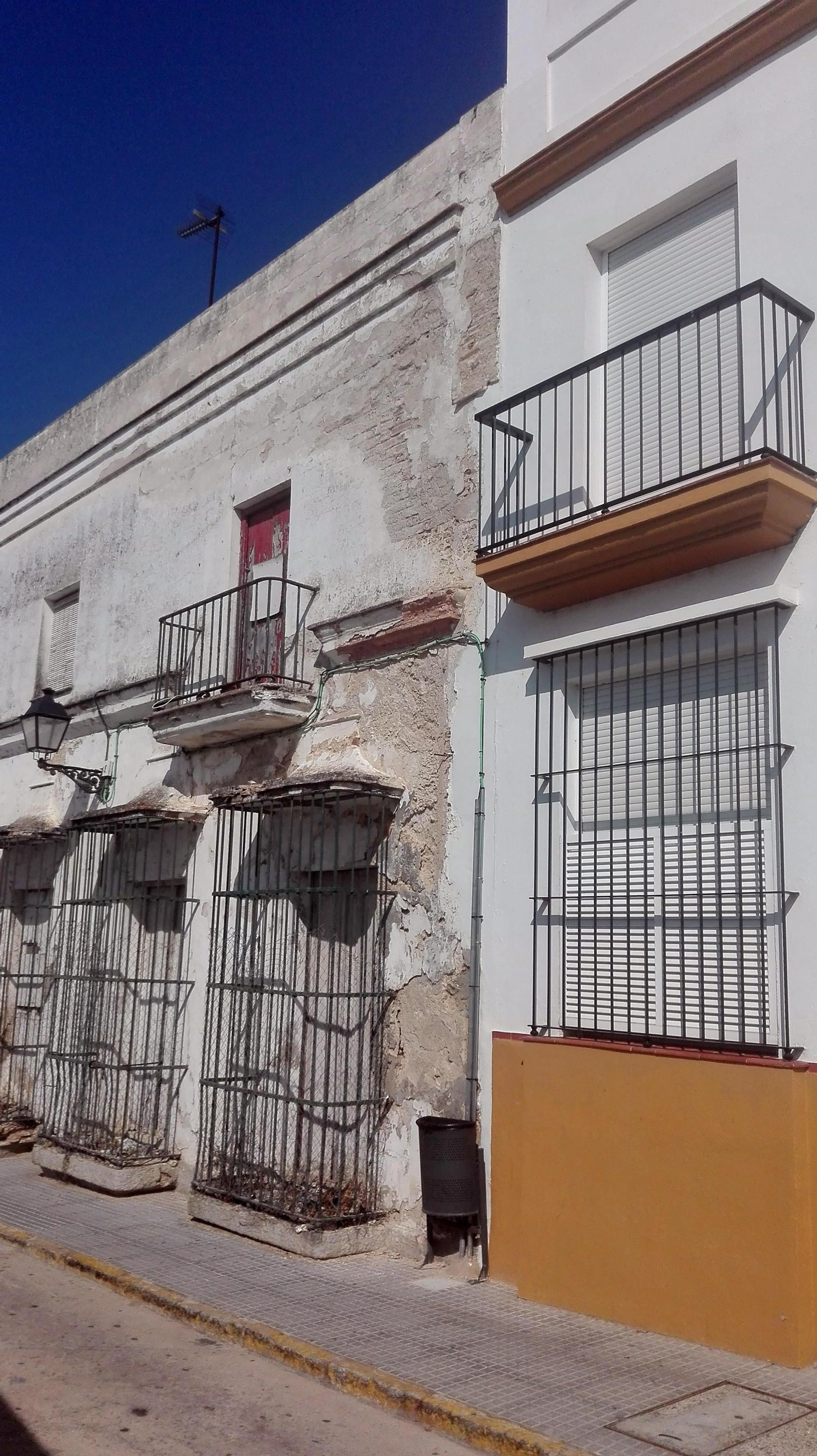 Casa abandonada en la calle Factoría de Matagorda.