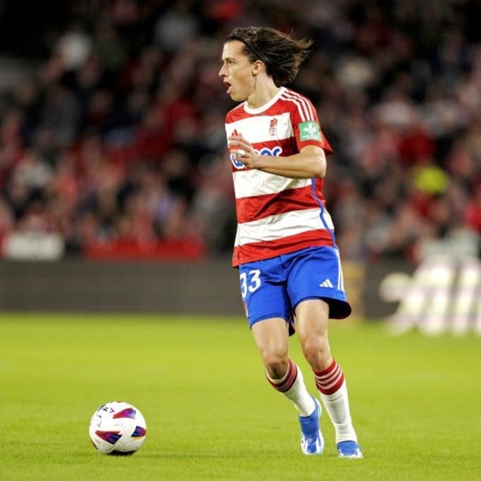 Álvaro Carreras conduce el balón en un partido