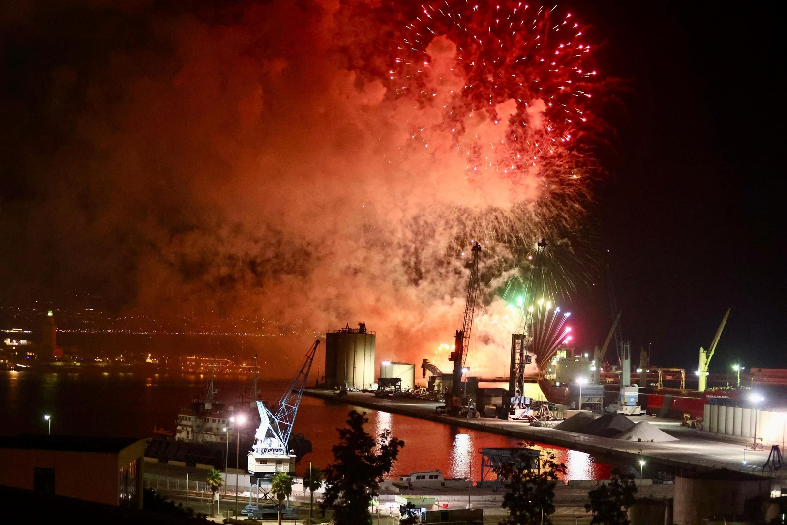 Uno de los momentos de los fuegos artificiales que inician la Feria de Málaga 2024.