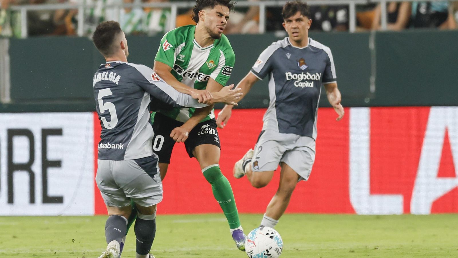 Abde es derribado por Zubeldia, quien vio amarilla por esa acción.