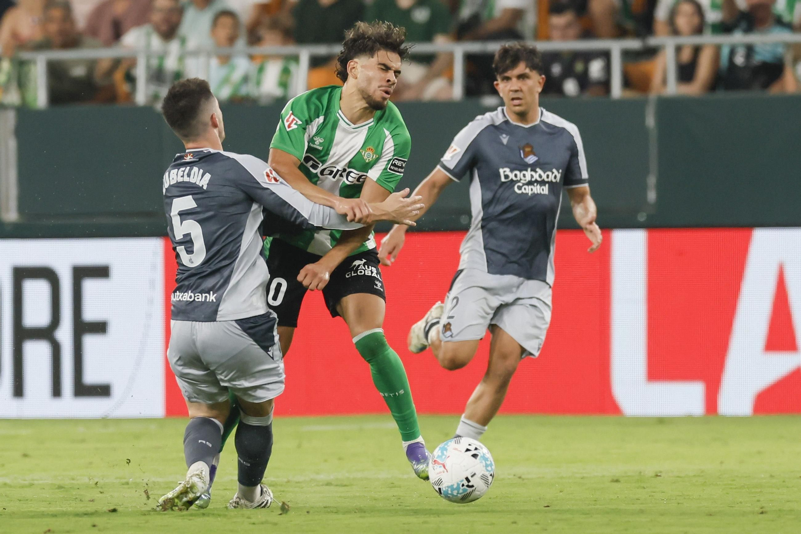 Abde es derribado por Zubeldia, quien vio amarilla por esa acción.