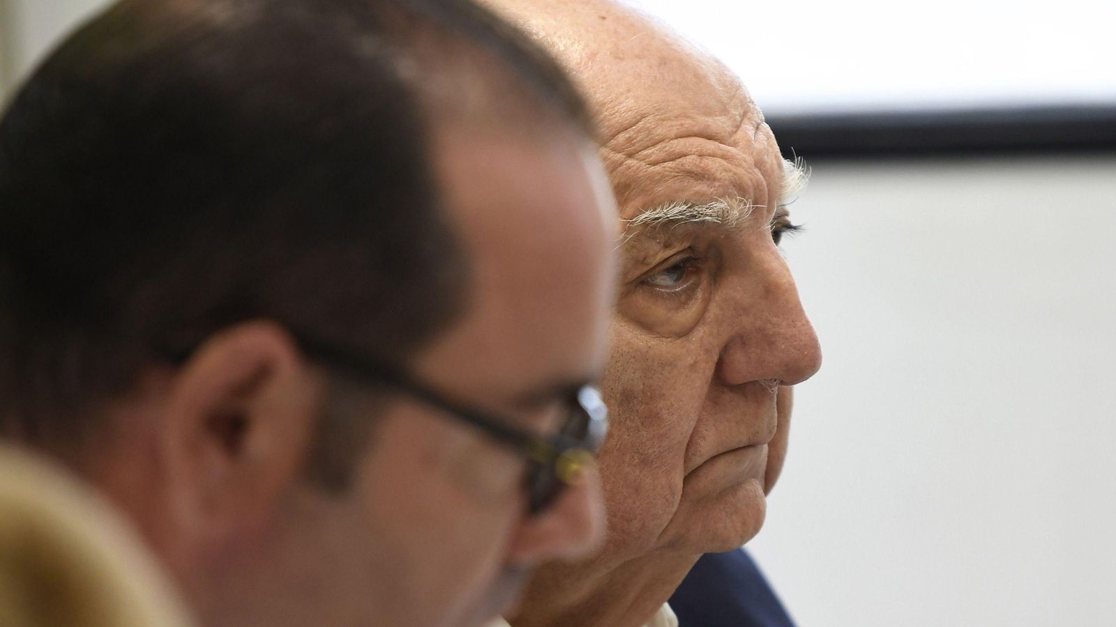 El empresario Miguel Rifá  (d) durante la primera jornada de la vista oral en la Audiencia de Almería.