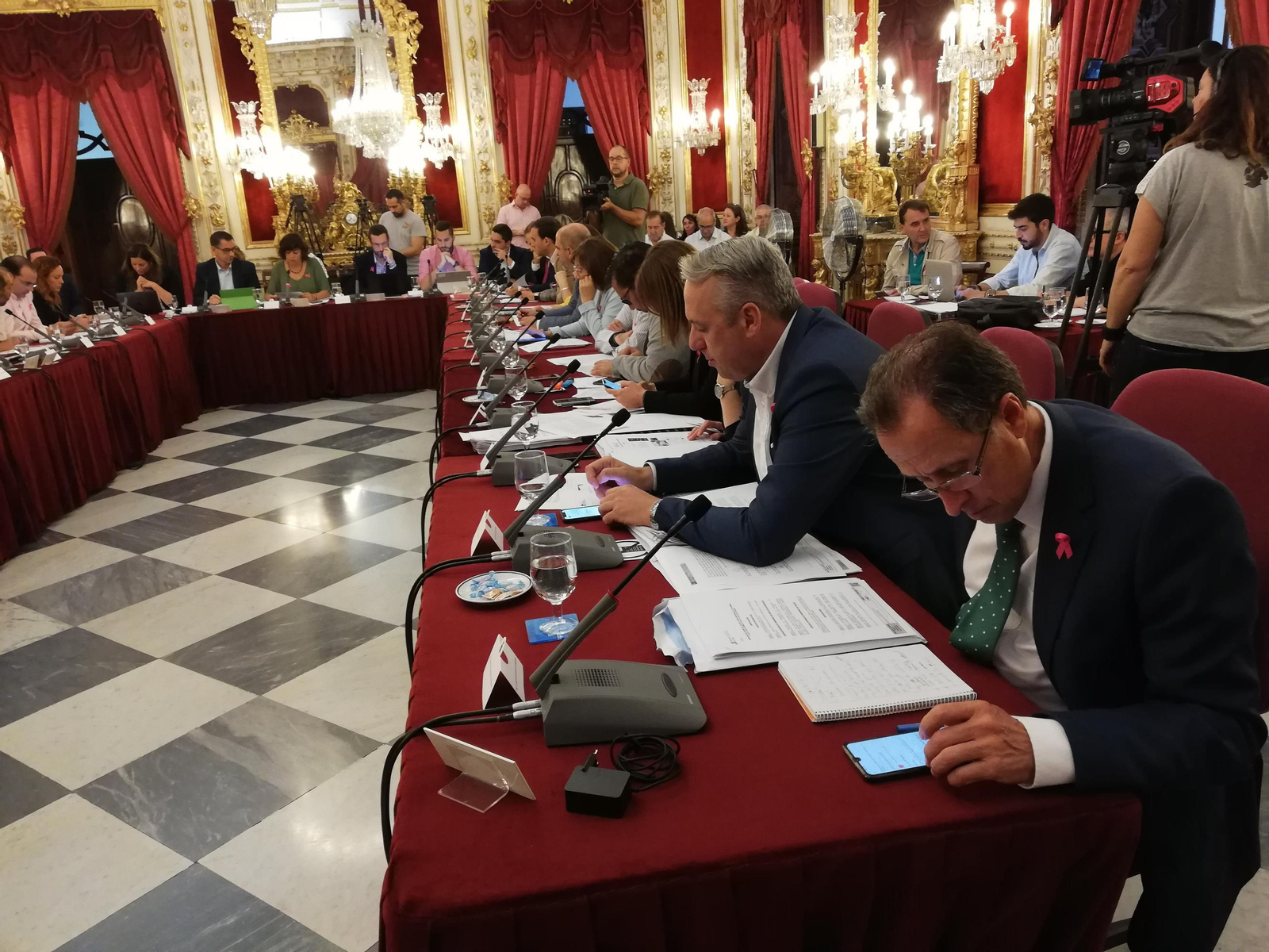 Vista del Grupo Socialista en la Diputación, con Román y Ruiz Boix en primer término.