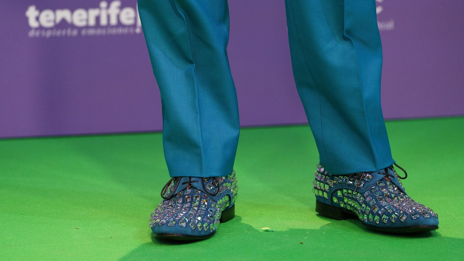 Detalle de los zapatos de Luis Fonsi.