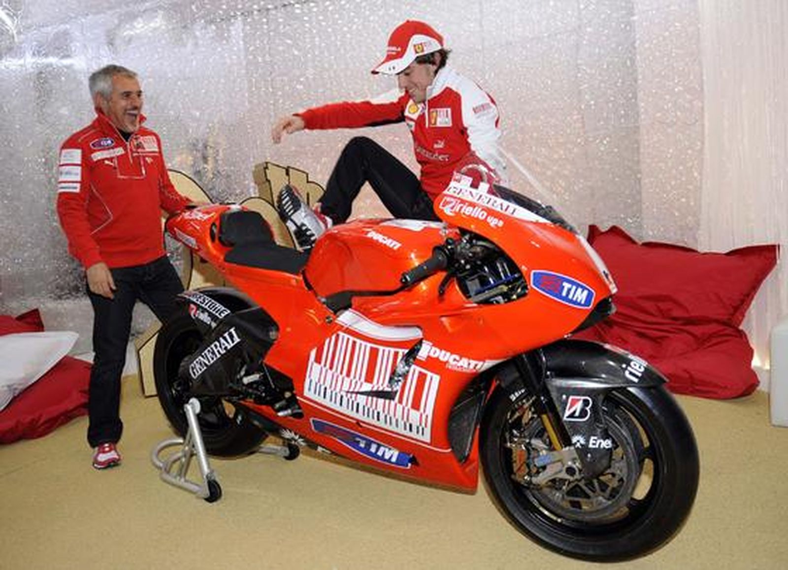 Alonso se sube a una Ducati.

Foto: Agencias