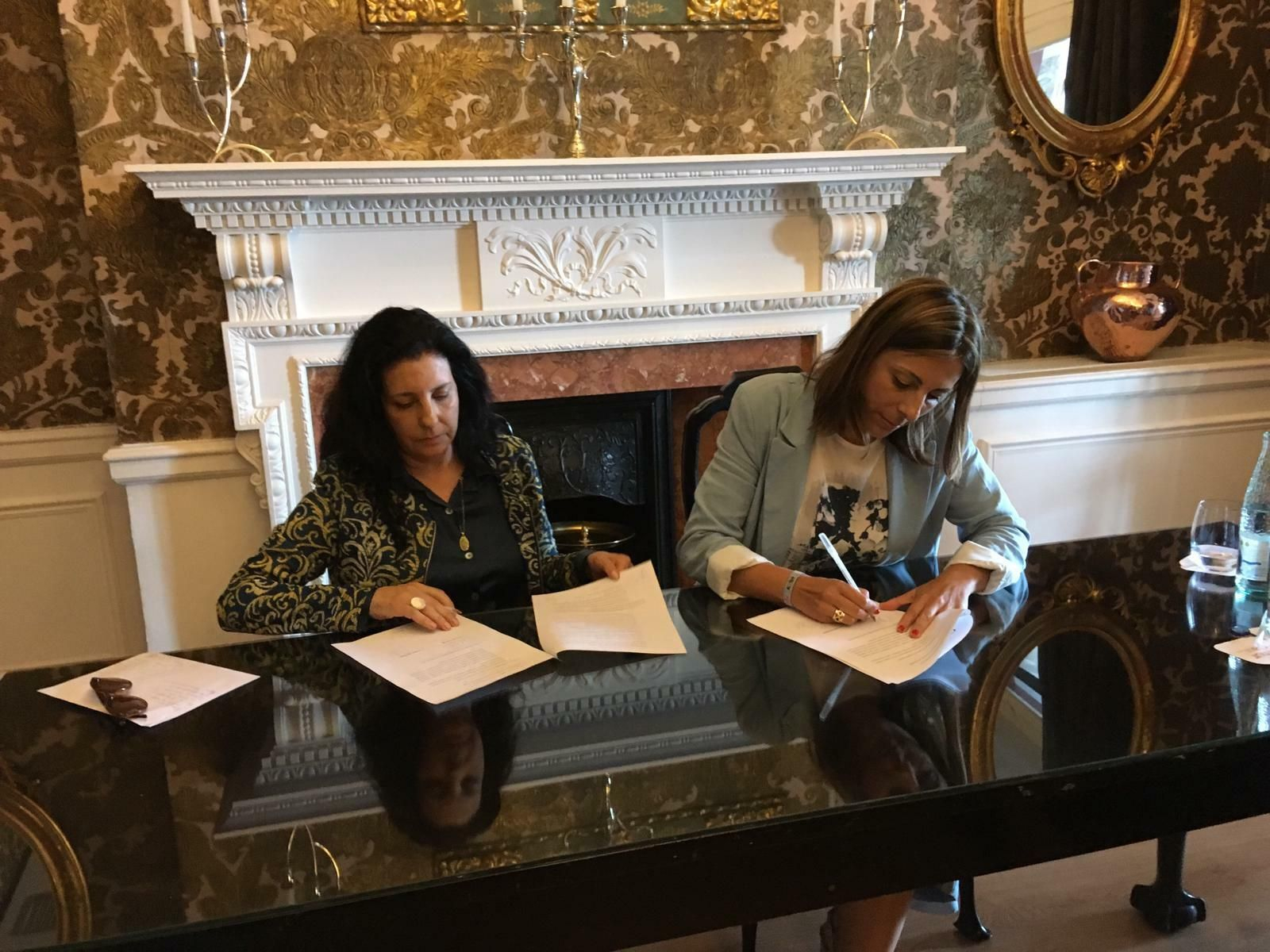 PP y APR firman el acuerdo de gobierno.