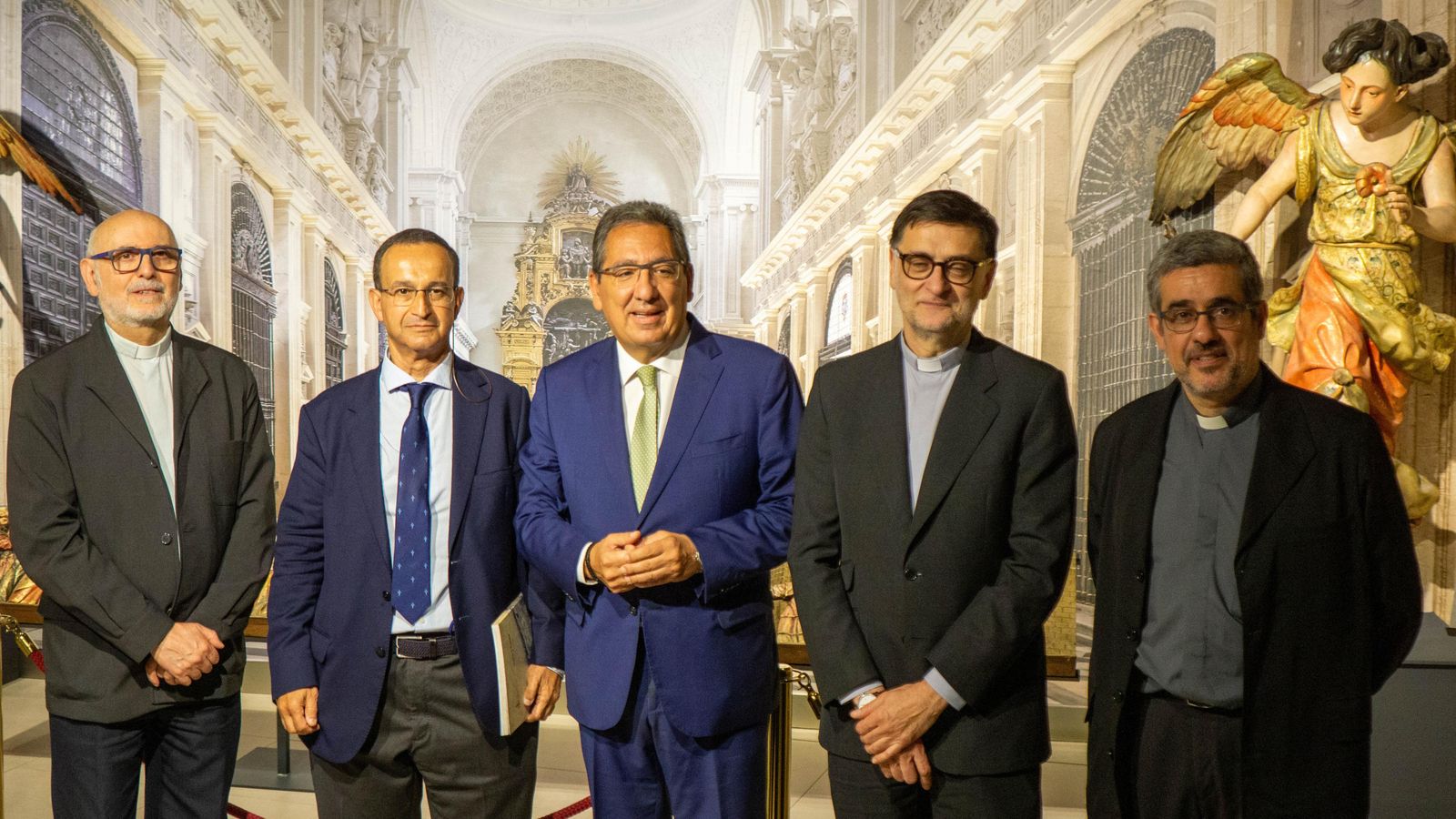 Manuel Cotrino, párroco del Sagrario; el arquitecto Eduardo Martínez Moya; Antonio Pulido, presidente de la Fundación Cajasol; Francisco J. Ortiz, deán de la Catedral y Francisco Román, delegado de Administración y Patrimonio del Cabildo.