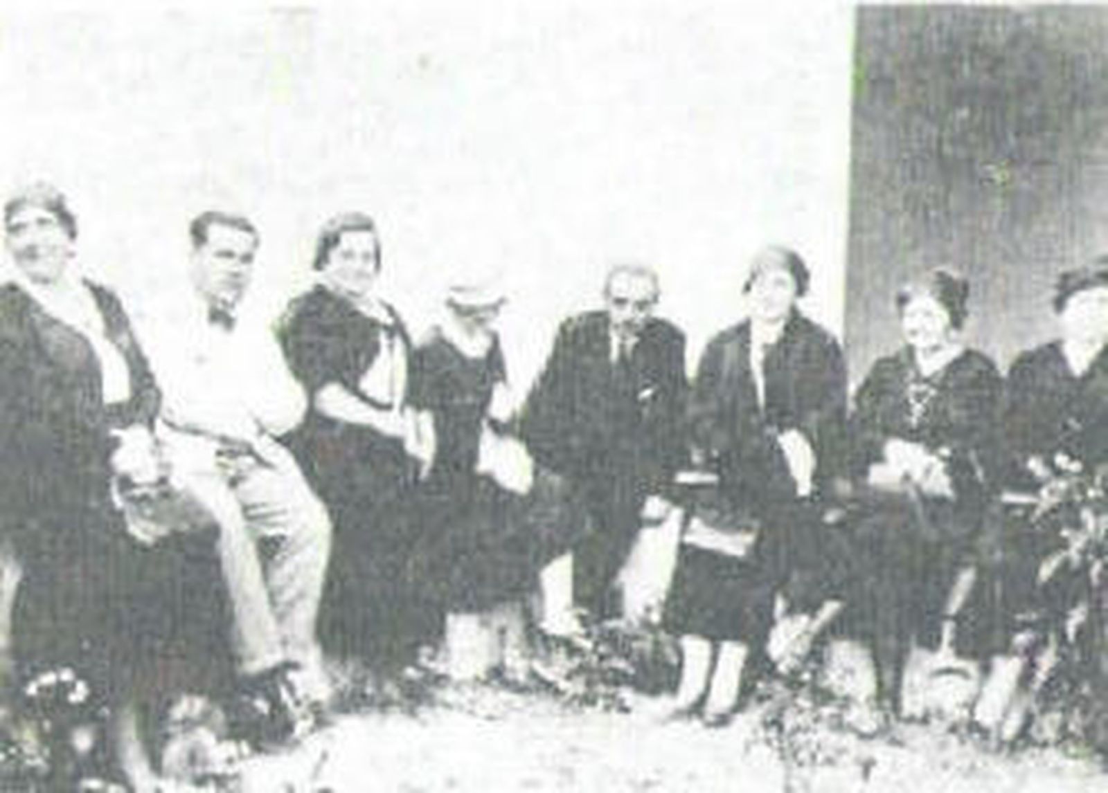 José María Pemán leyendo por vez primera su poema 'Feria de Abril en Jerez', en una celda de la Cartuja.