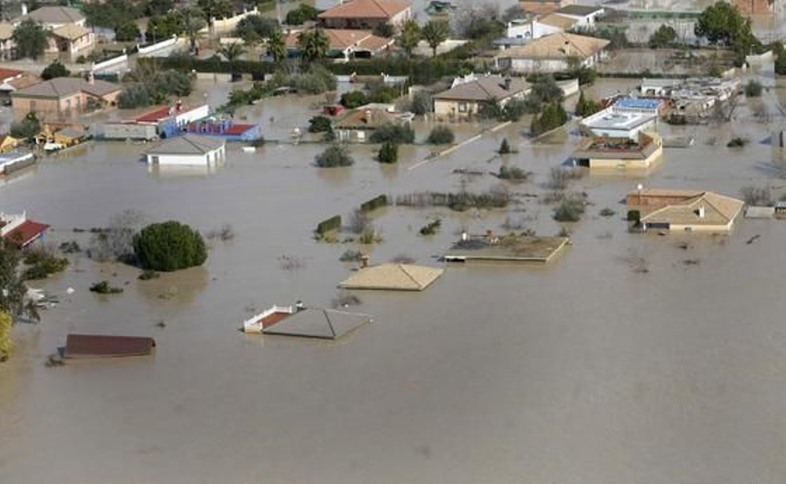 Vista aérea del cauce del río Guadalquivir desbordado a su paso por la zona del aeropuerto, la urbanización Altea y Córdoba. / José Martínez