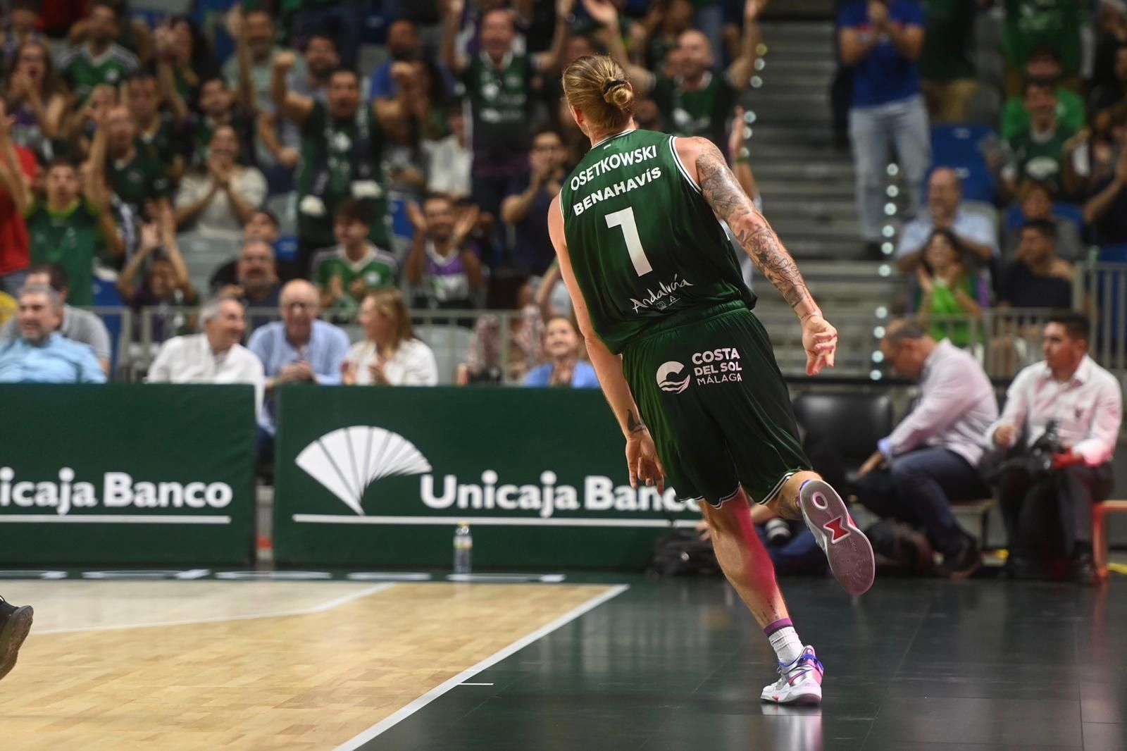 Dylan Osetkowski celebra una canasta.