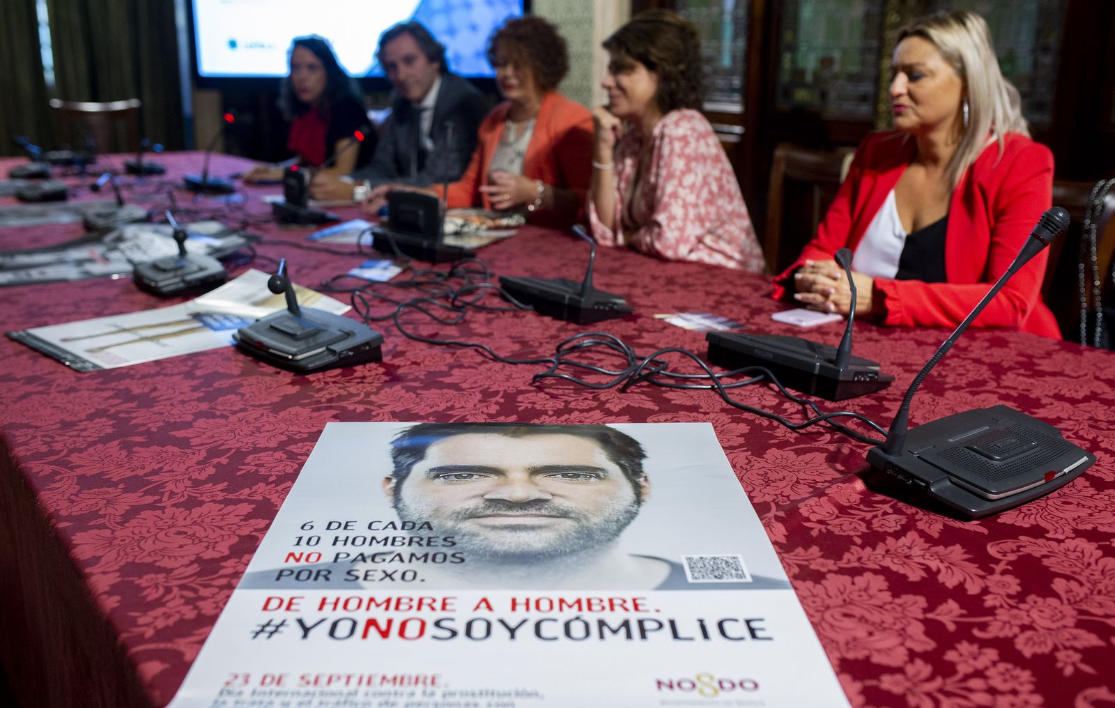 Un momento de la presentación del estudio, este lunes en el Ayuntamiento, y un cartel de la campaña que apela al hombre.