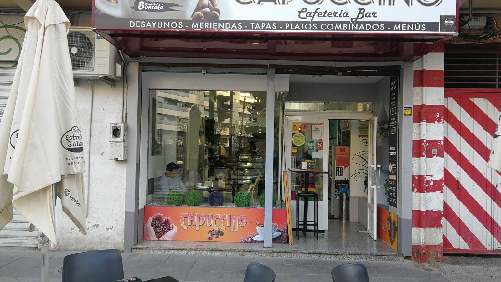 El Capuccino es una cafetería histórica de Granada.