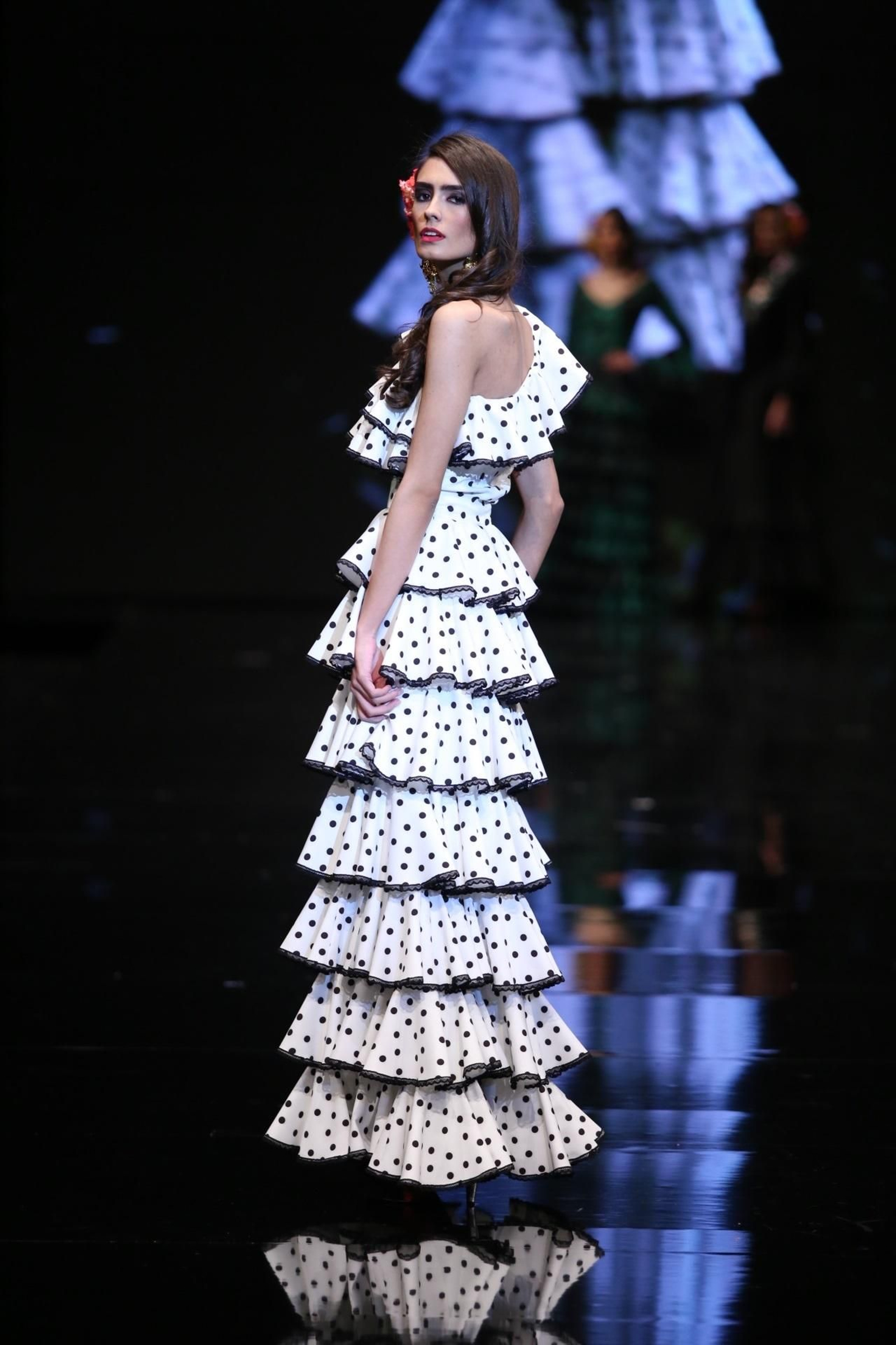 Cómo llevar el traje de flamenca blanco y negro esta temporada