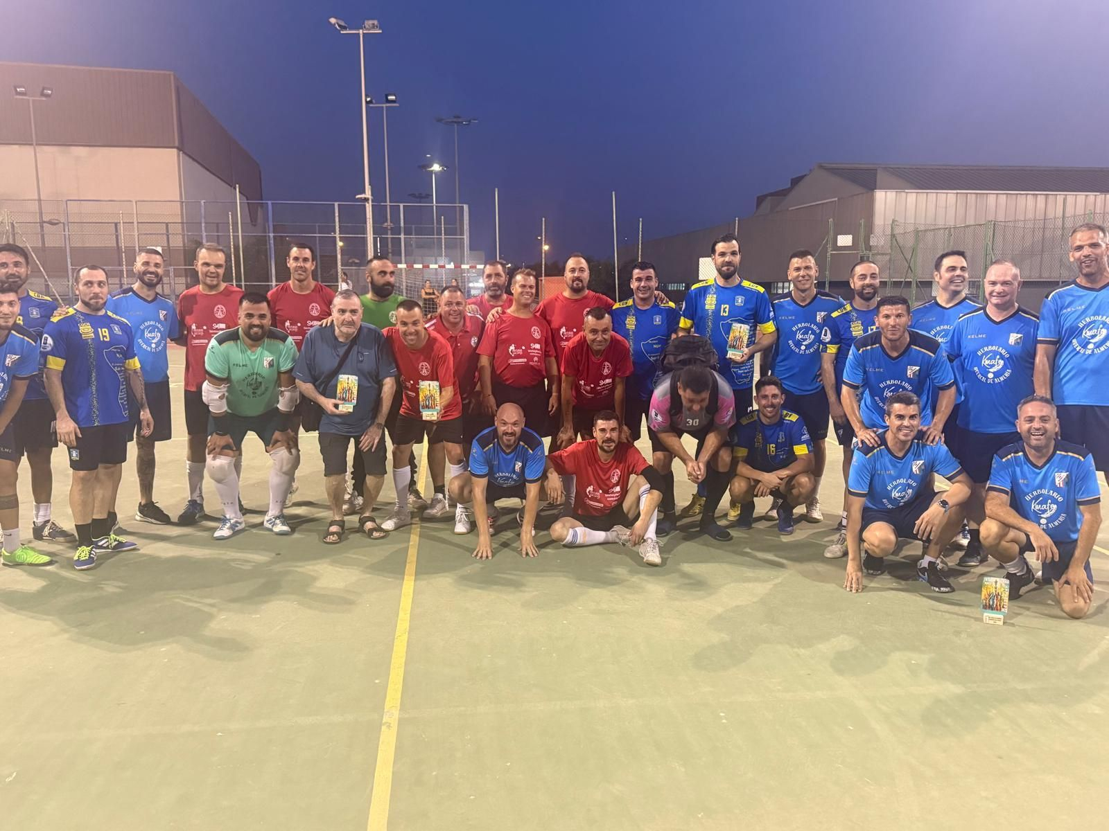 Los equipos participantes en el triangular de Leyendas del futsal almeriense posan todos juntos al término de la competición.