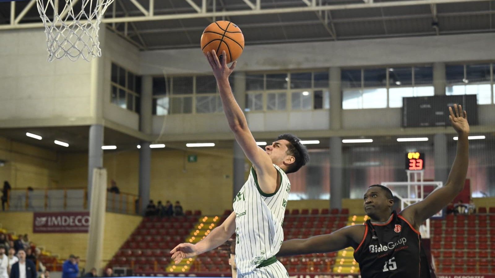 Pablo Sánchez entra a canasta ante la presencia de Niang.