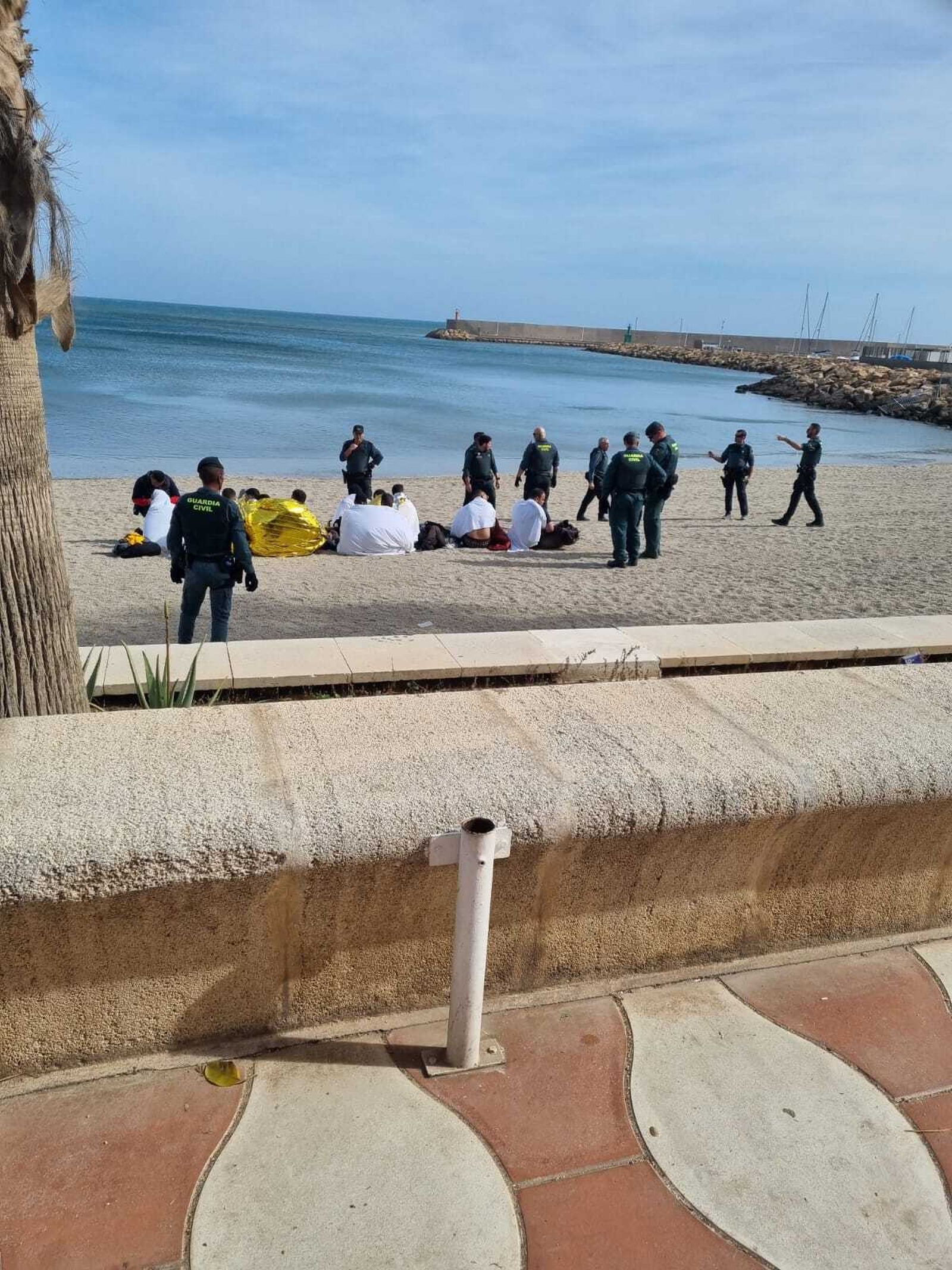 Despliegue de la Guardia Civil en el desembarco posterior de otra patera