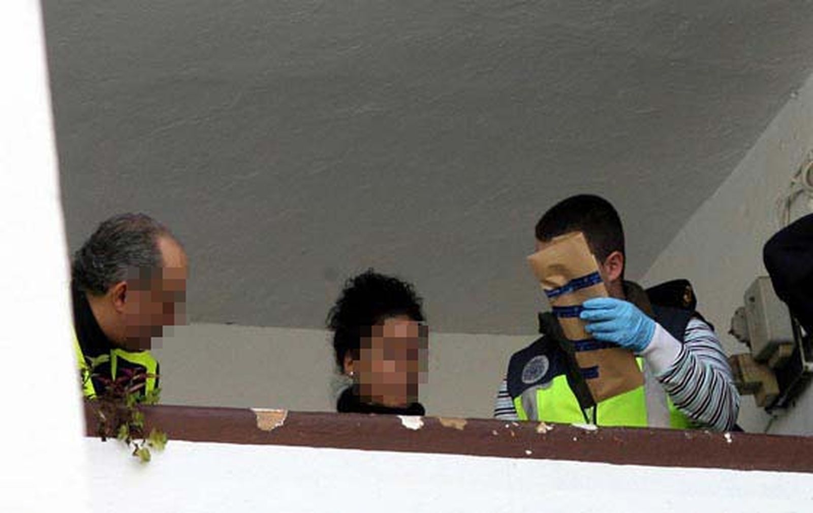 Un hombre mata a su pareja en Los Pajaritos y luego se tira por la ventana