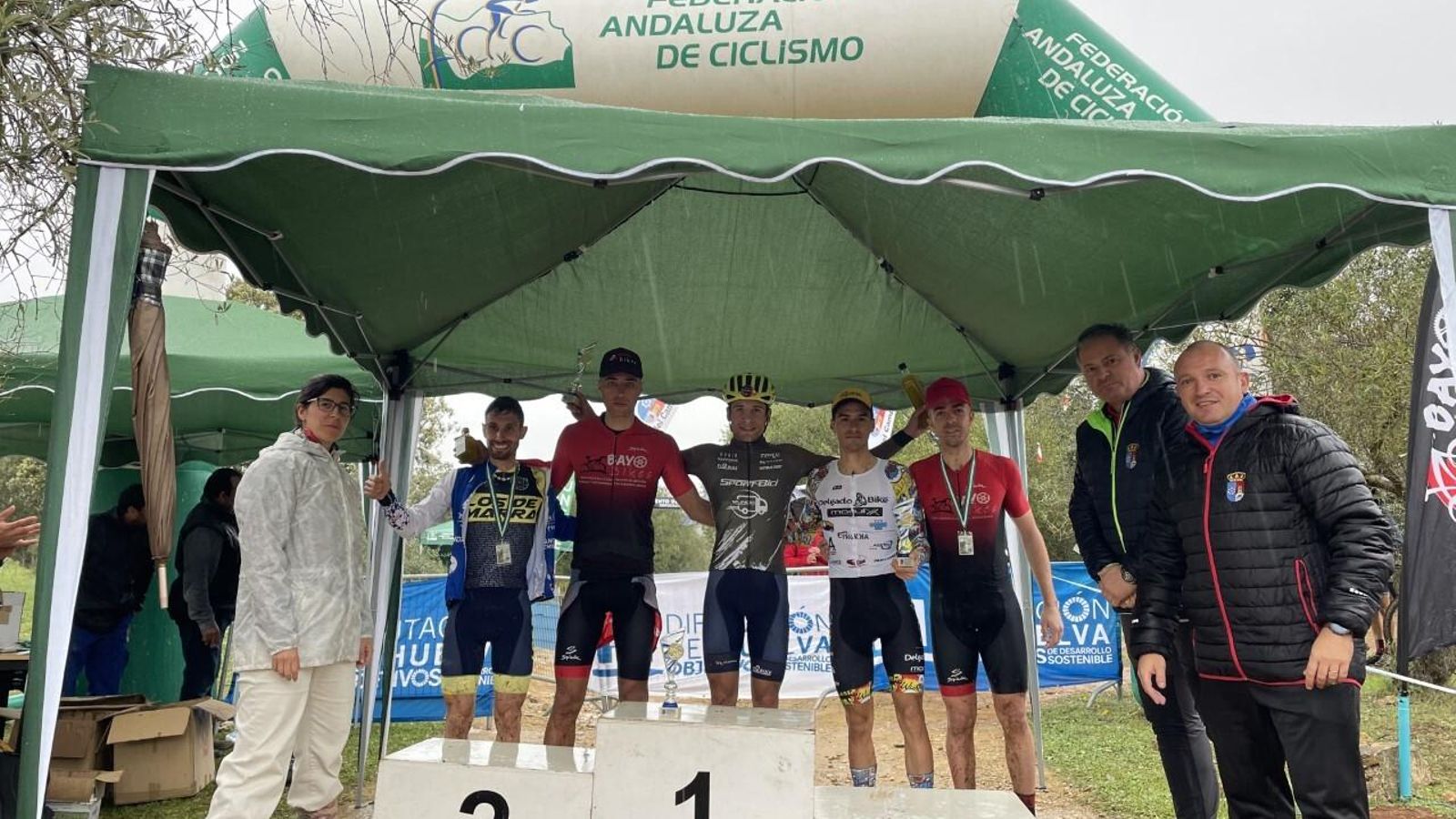 Podio de la categoría masculina, liderada por Ismael Santiago.