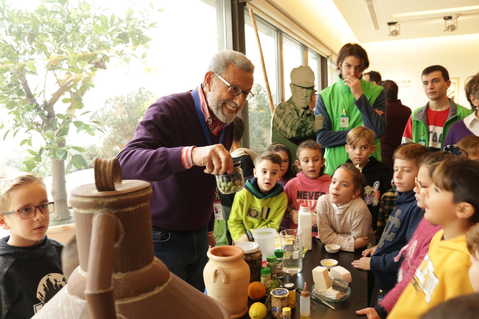 Escolares aprenden más sobre la aceituna y el aceite