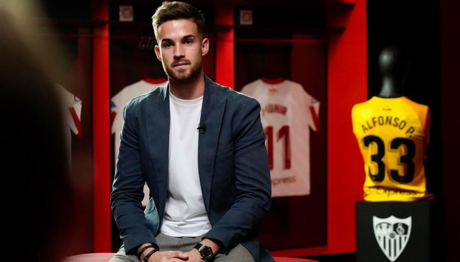 Alfonso Pastor posa para los medios del club en el vestuario del Sánchez-Pizjuán.