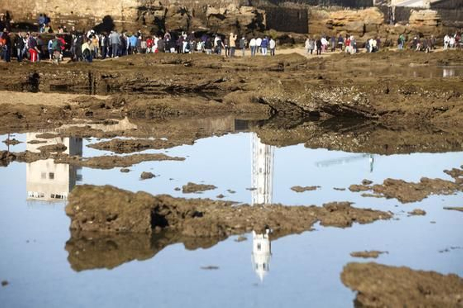 Desde primeras horas de la mañana, en la playa de la Caleta se han reunido miles de ciudadanos, dispuestos a disfrutar y fotografiar la marea del año./Jesús Marín

Foto: Julio Gonz?z/Jes?ar?