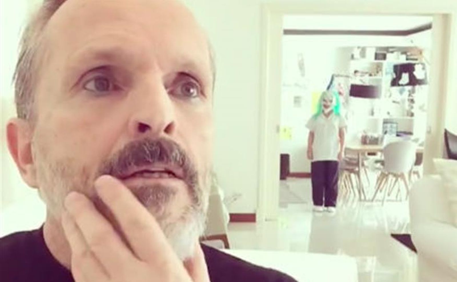 Escena del vídeo compartido por Bosé, con su hijo detrás disfrazado de payaso.