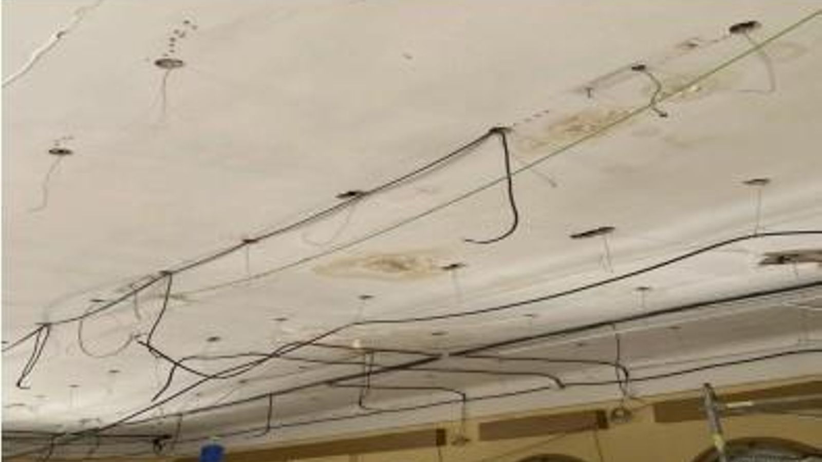 Segundo falso techo encontrado.