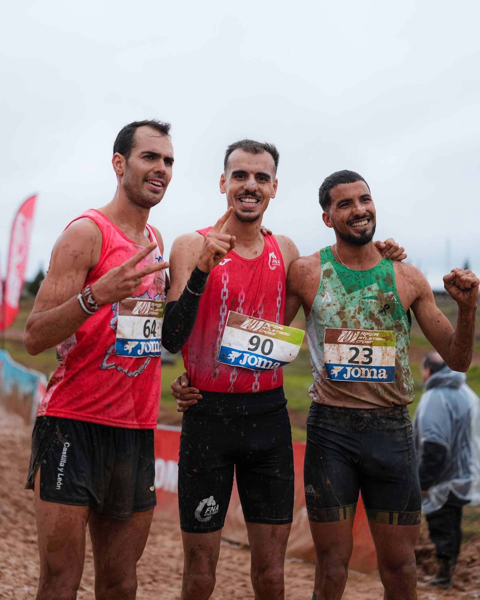 Zakaria Boufaljat celebra el bronce junto a sus compañeros.