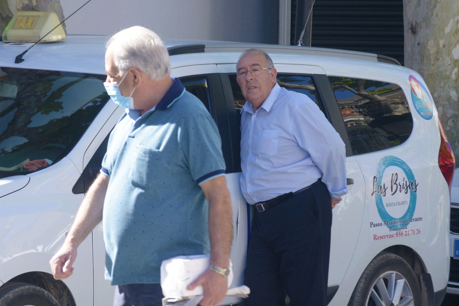 Fotos de gente con mascarillas en La Linea