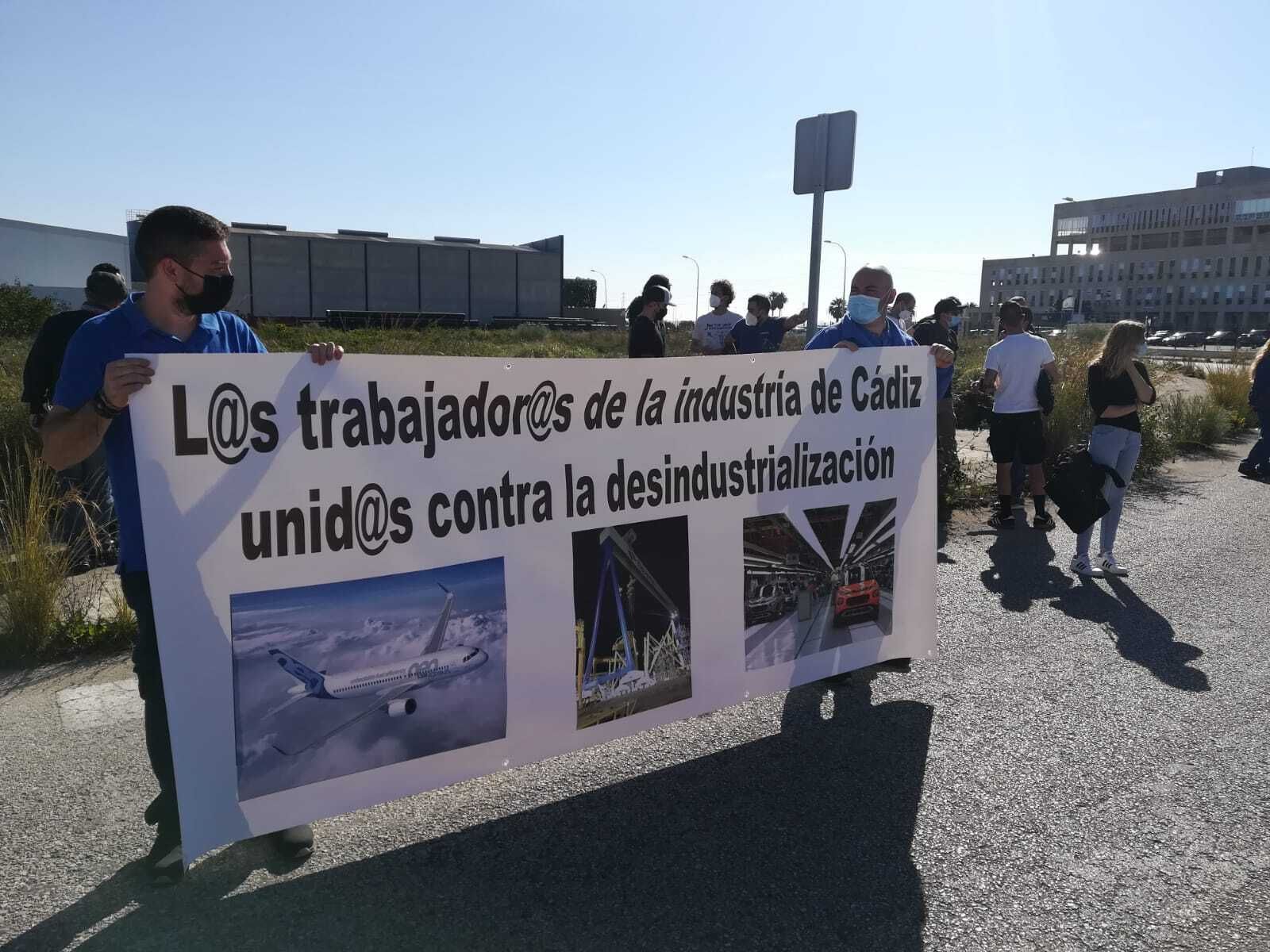 Pancarta desplegada en la concentración de este jueves