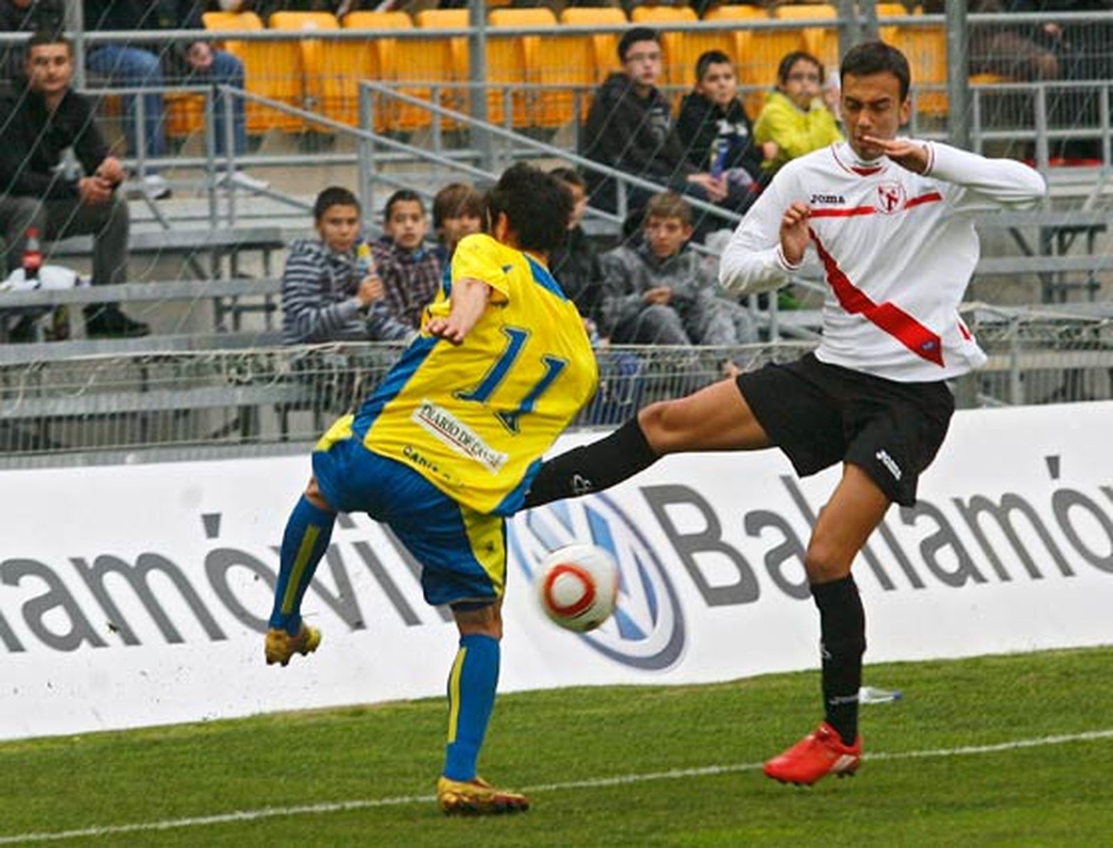 El Cádiz de Jose González,que suma la cuarta victoria consecutiva, somete al filial sevillista en un partido trabado gracias a los goles de Pachón y Enrique

Foto: Jesus Marin