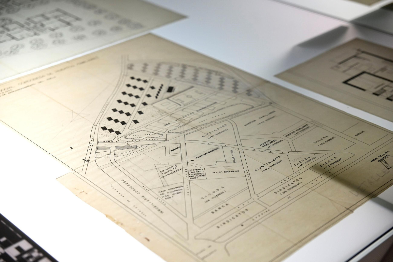 La exposición sobre la obra pública del arquitecto cordobés Rafael de La-Hoz, en imágenes