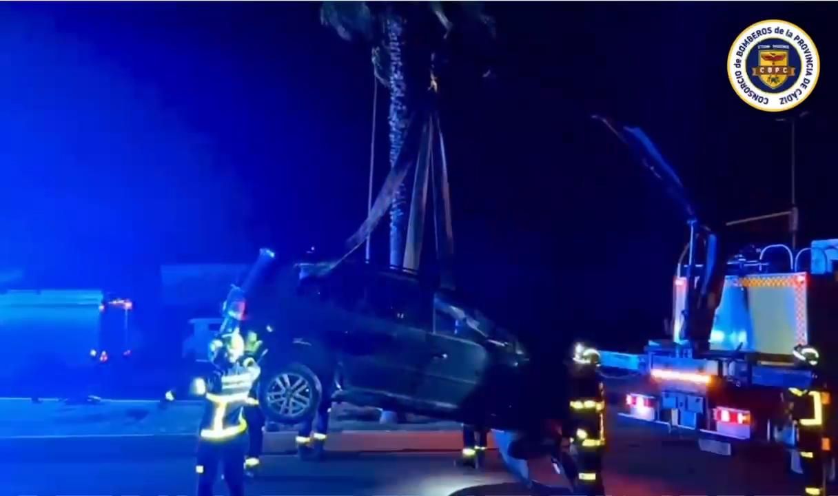 Accidente de tráfico en El Puerto: Un coche acaba en una mediana de la Avenida Europa sin conductor