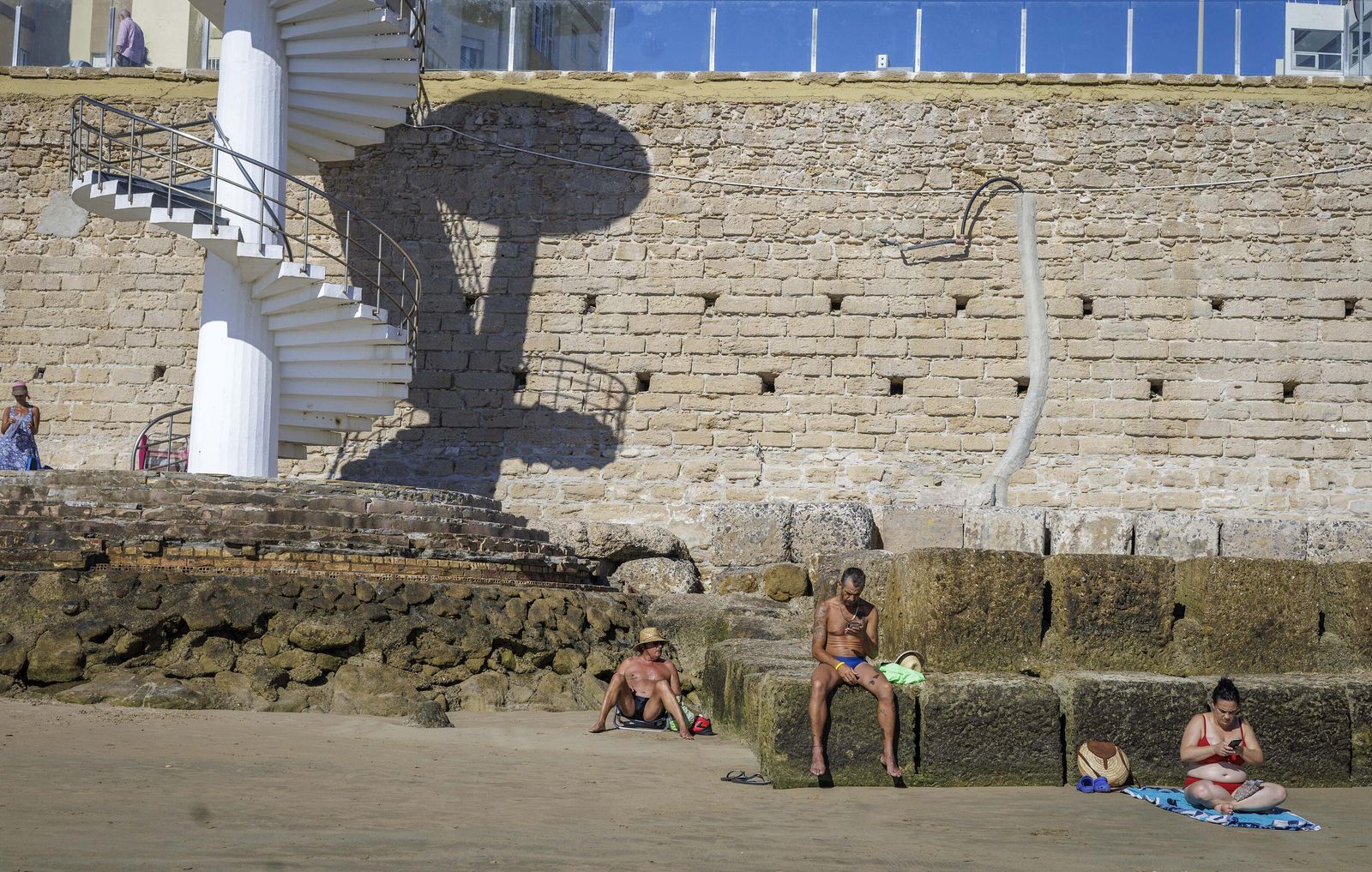 Una tarde de playa junto a los bloques prohibidos de la playa de Santa María del Mar de Cádiz