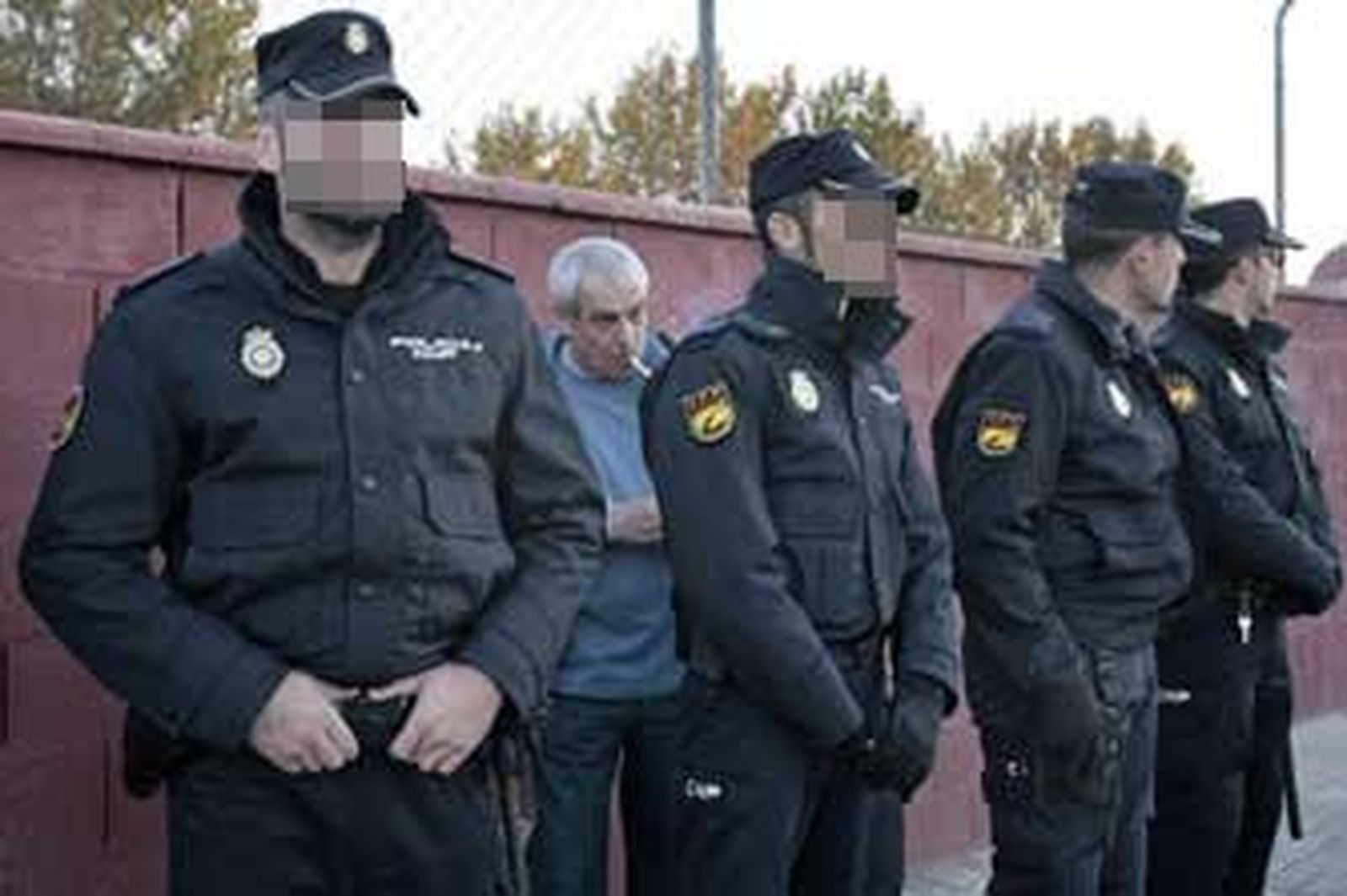 Sale entre gritos de "asesino" el etarra que mató al general Azcárraga