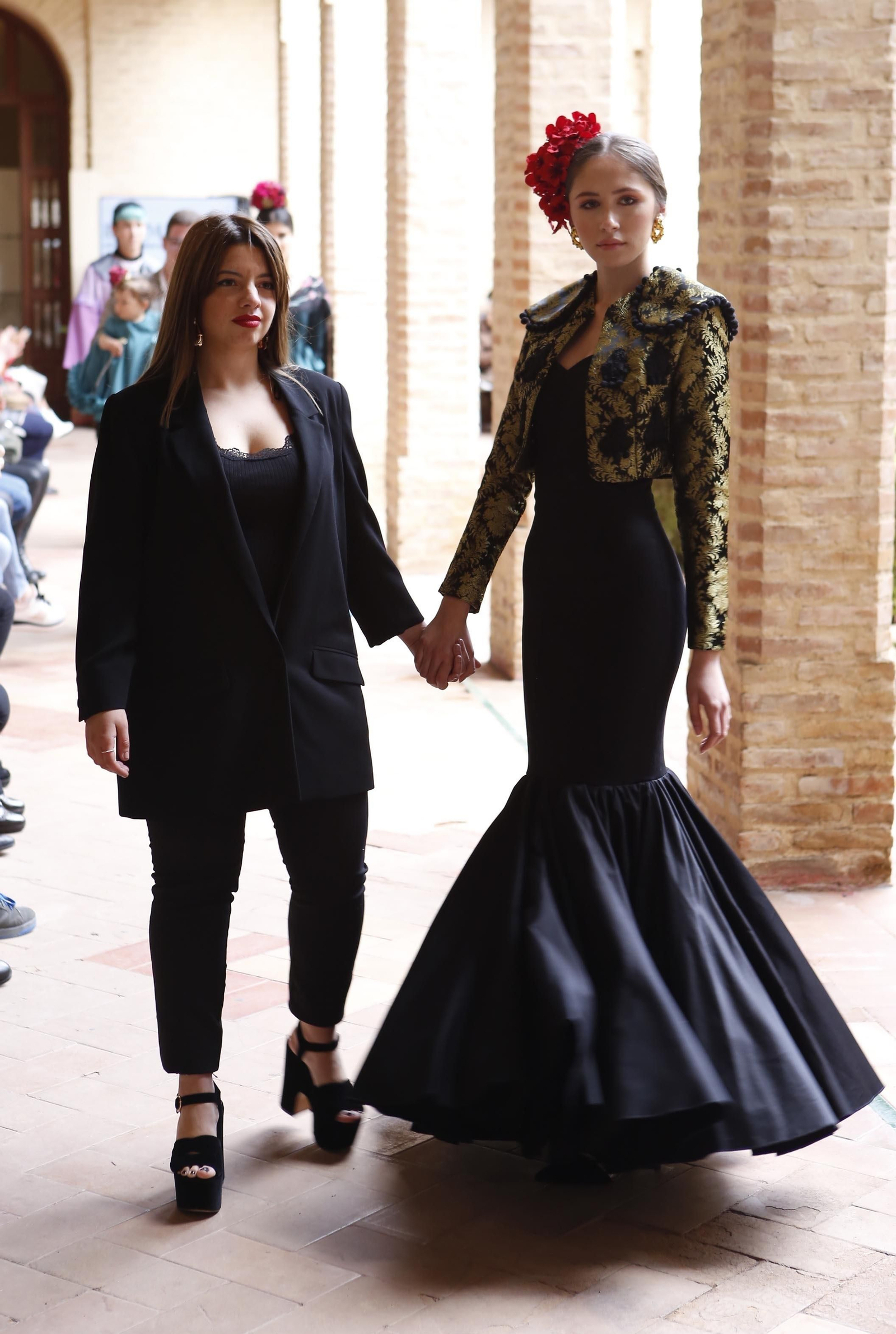 Pasarela Wappíssima 2019, fotos del sexto desfile colectivo de alumnos de ESSDM. Esperanza Sánchez Gómez junto a su diseño.