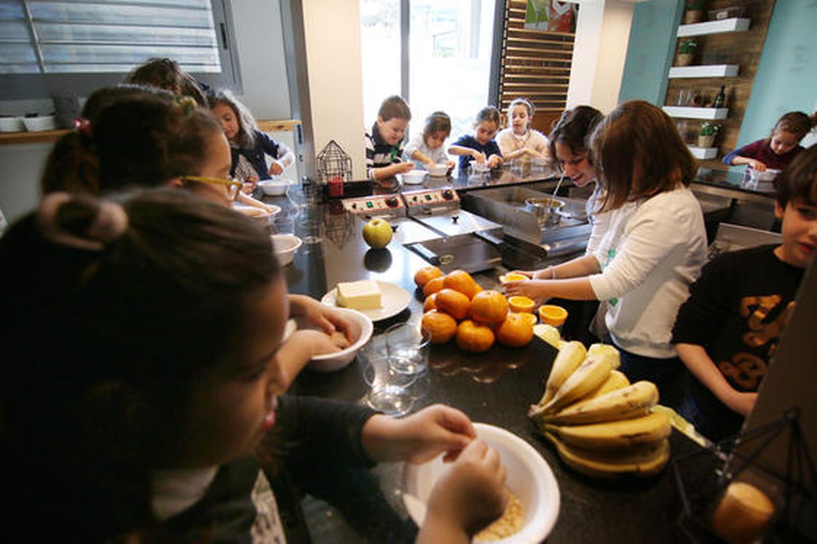 Cocina para niños en el Mercado Victoria. El taller de cocina saludable celebrado el pasado fin de semana enseñó a los niños a elaborar postres saludables con frutas y productos lácteos.

Foto: Barrionuevo