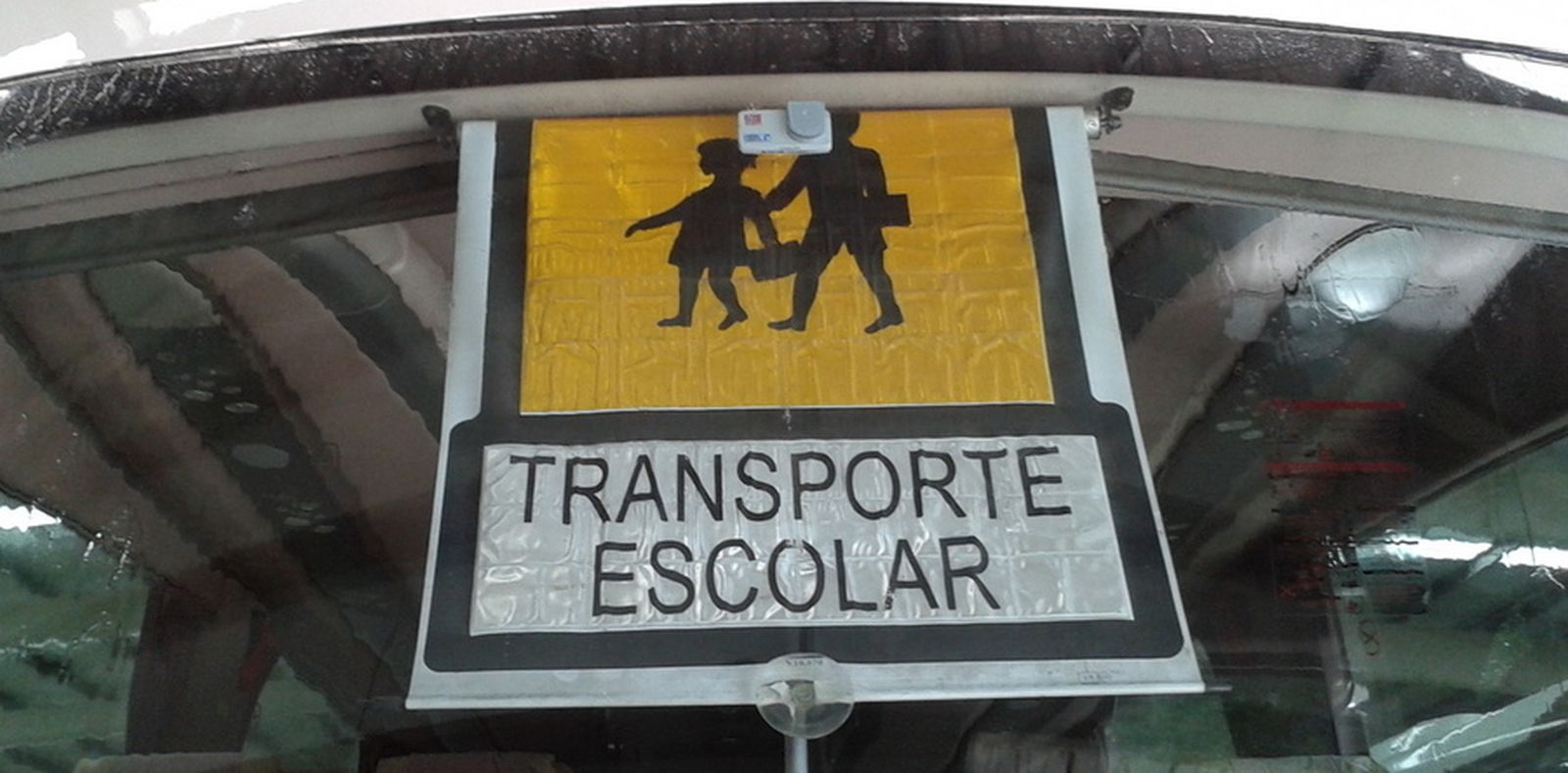 Señal de transporte escolar en un autobús.