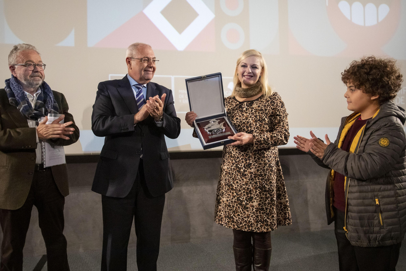 Entrega del Premio del Público en la Sección Cortometrajes Onubenses a Lúa Martín.