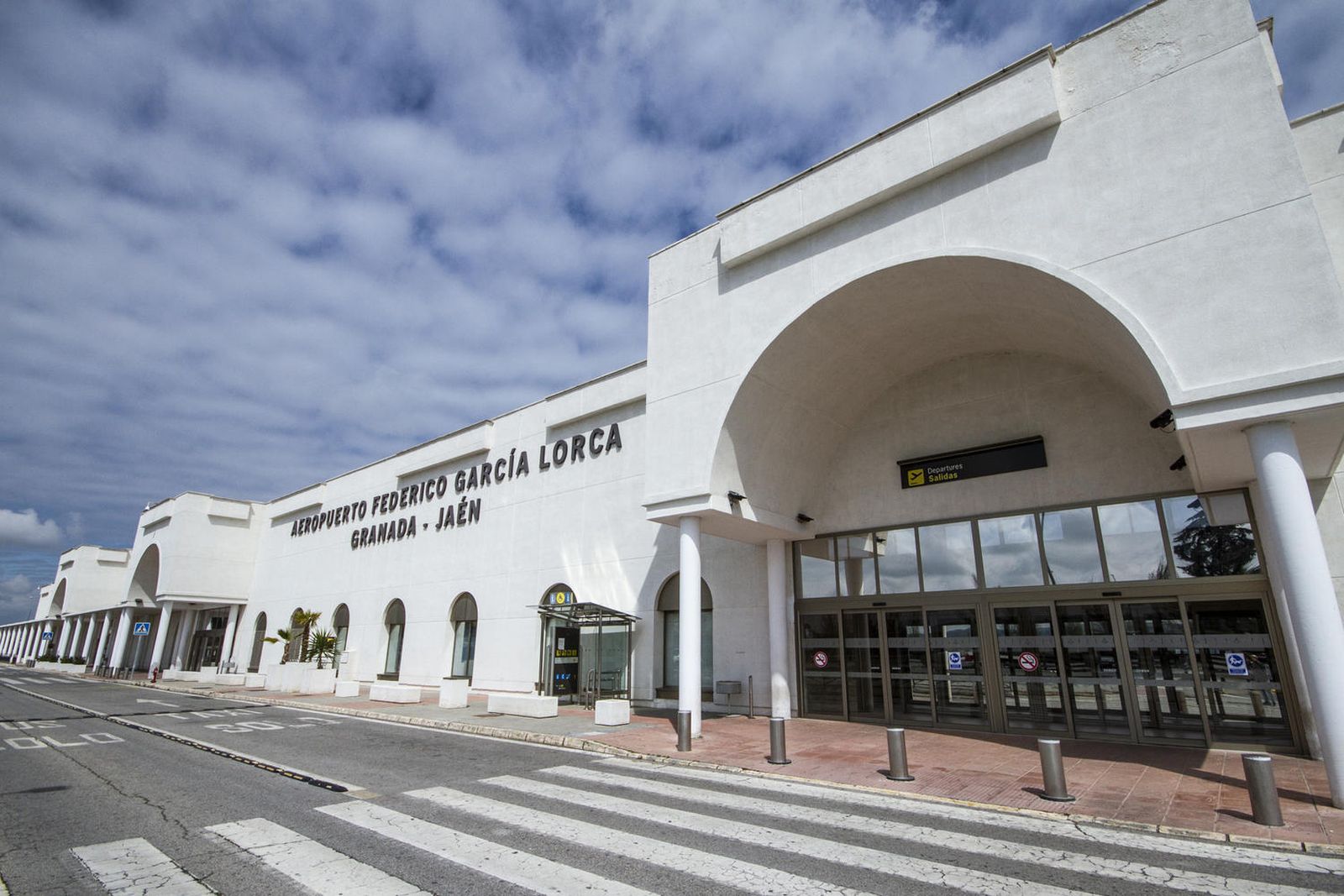 ¿Qué vuelos han sido cancelados desde el aeropuerto de Granada?