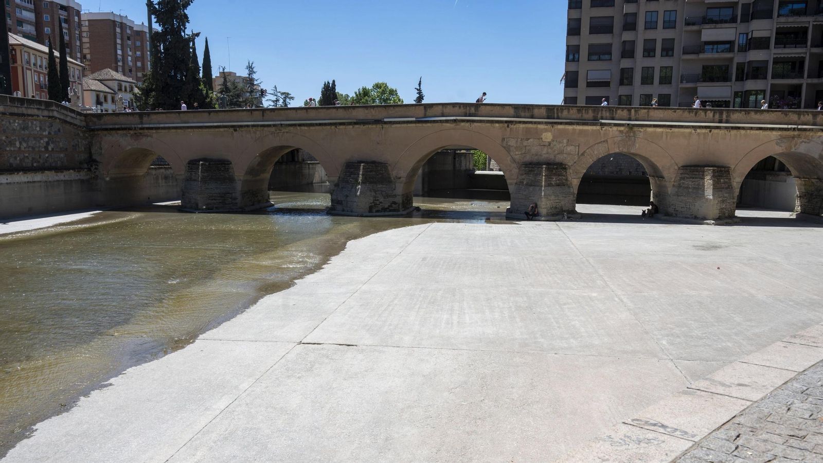 El río Genil a su paso por el centro de Granada, sin vegetación