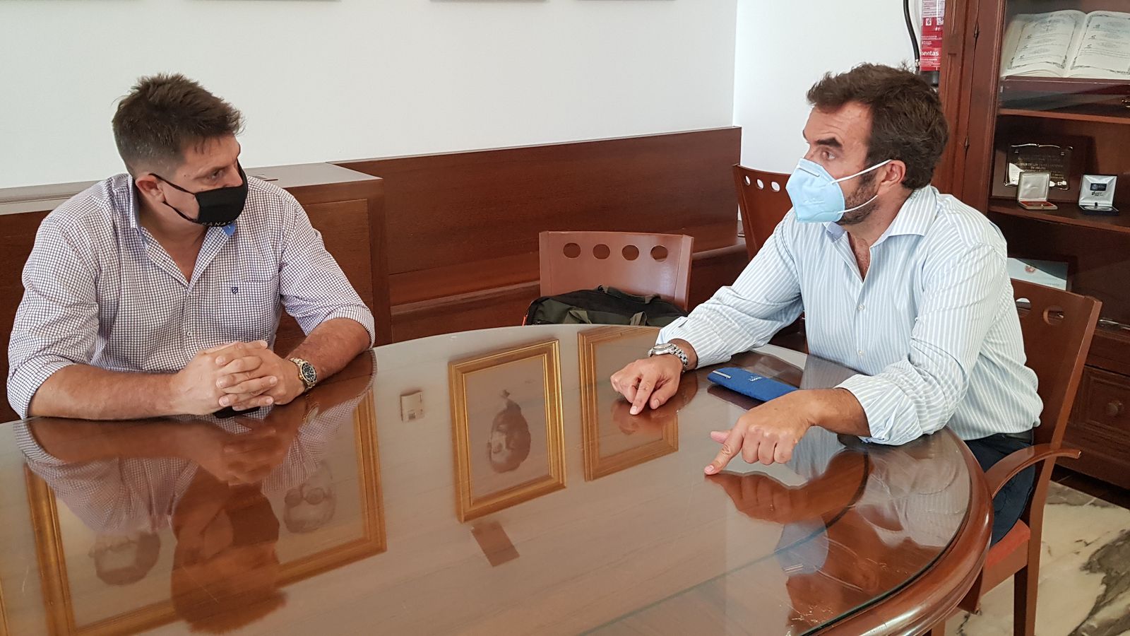 Millán Alegre, durante su encuentro con Pascual Llopis.