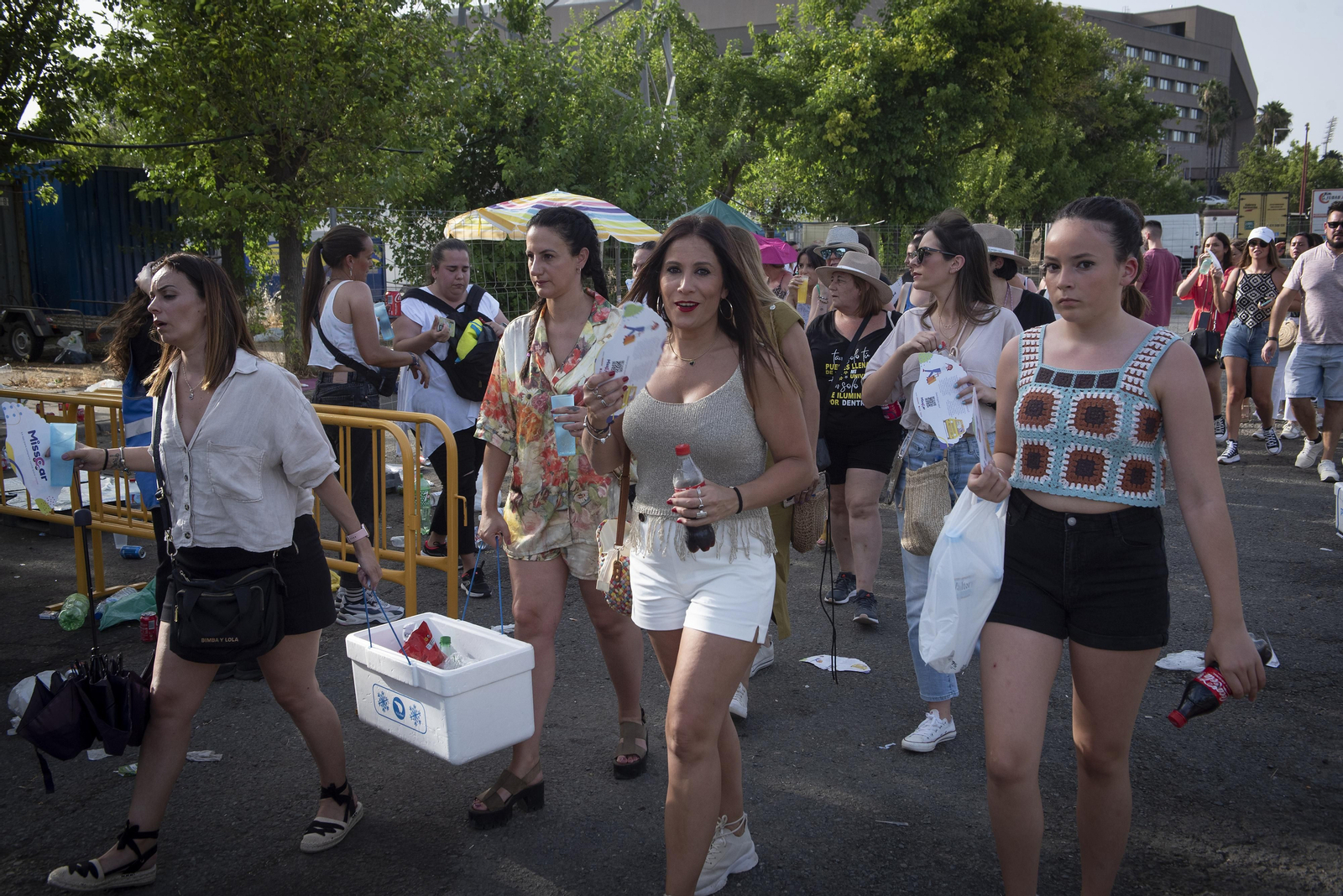 Calor y buen ambiente en la entrada del concierto de Manuel Carrasco