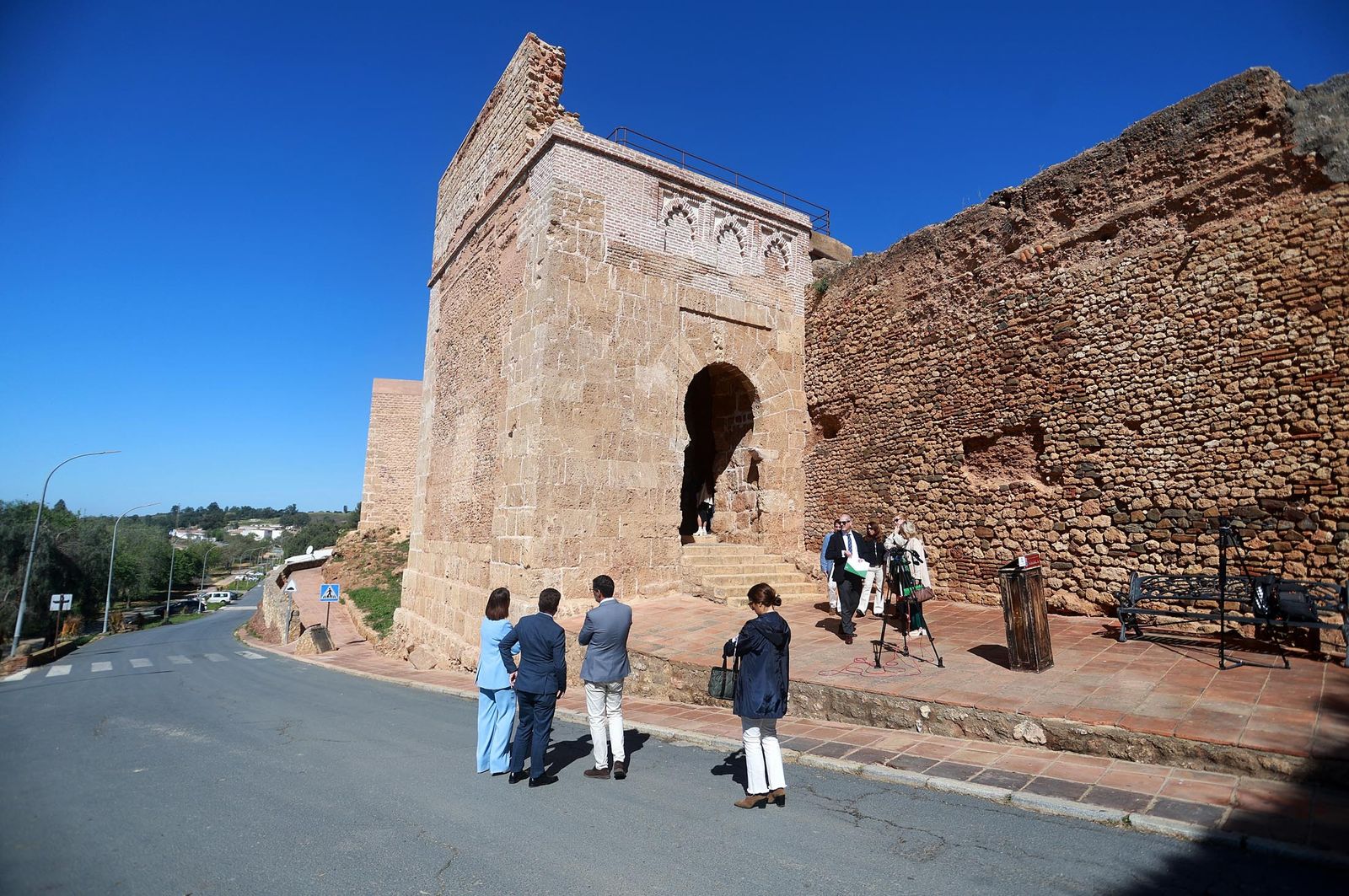 Imágenes de la visita a las obras de restauración de la Puerta del Buey en Niebla