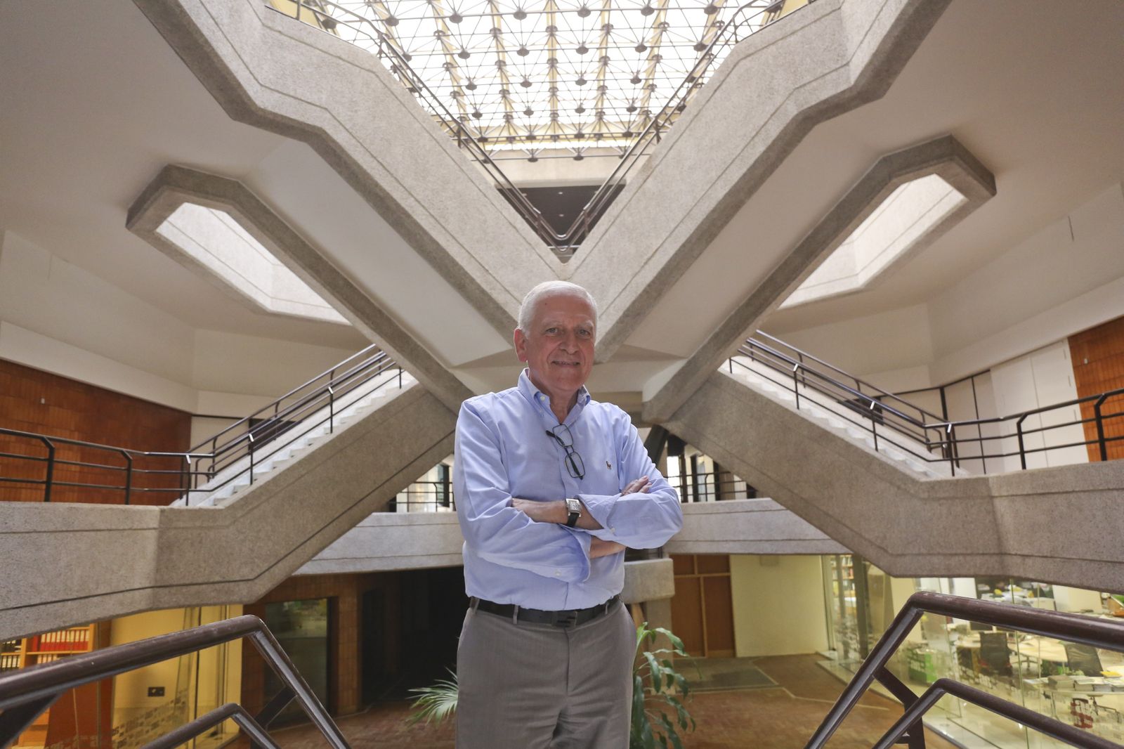 Ángel Asenjo, en el edificio que él mismo diseñó en la zona de La Malagueta y que acoge su estudio de arquitectura.