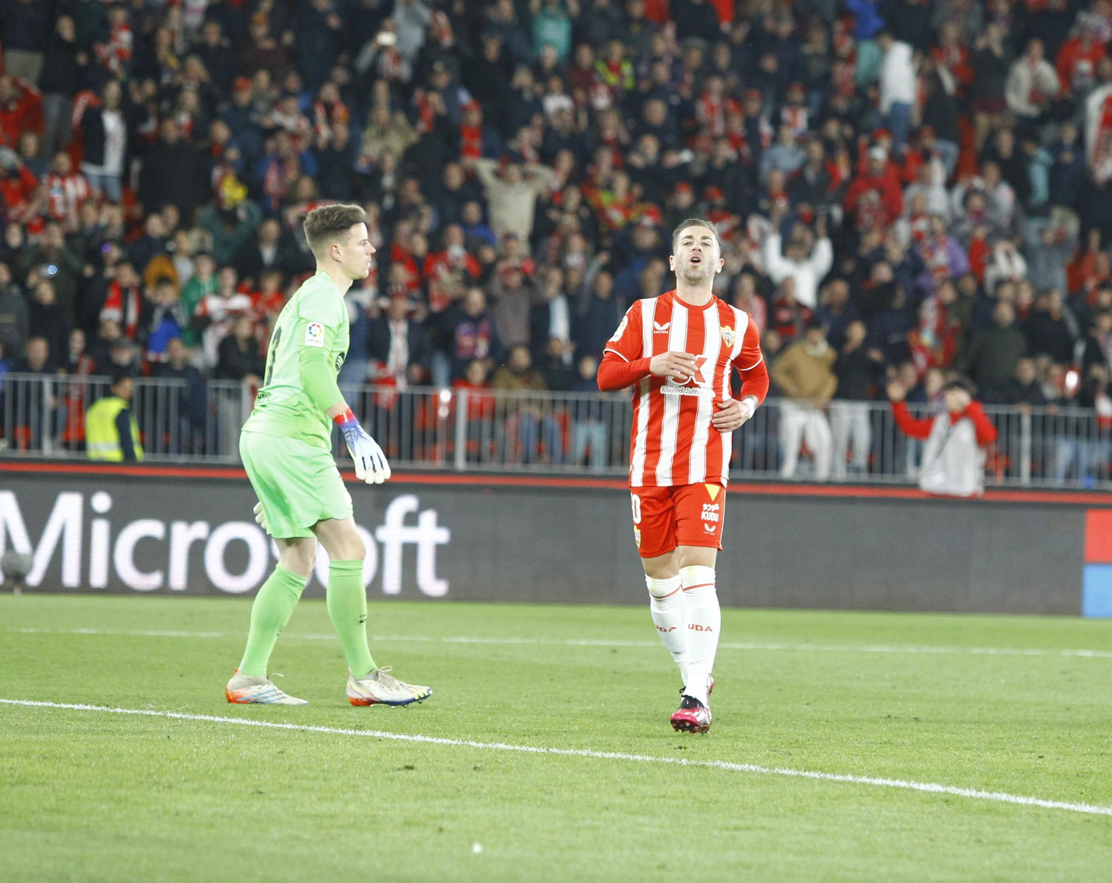 Imágenes de la victoria de la U.D. Almería ante el F.C. Barcelona